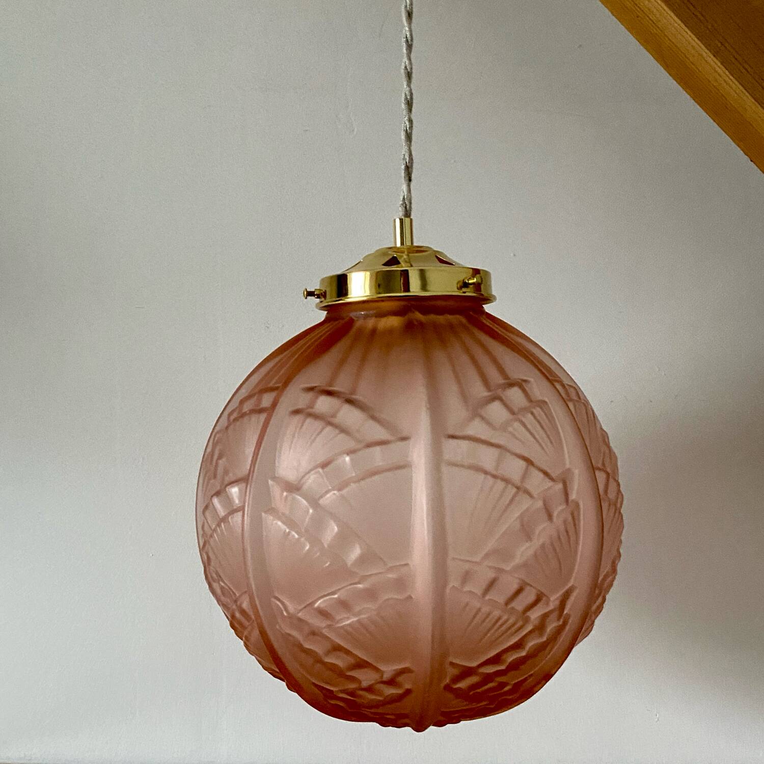 Vintage art deco globe pendant light in pink frosted glass