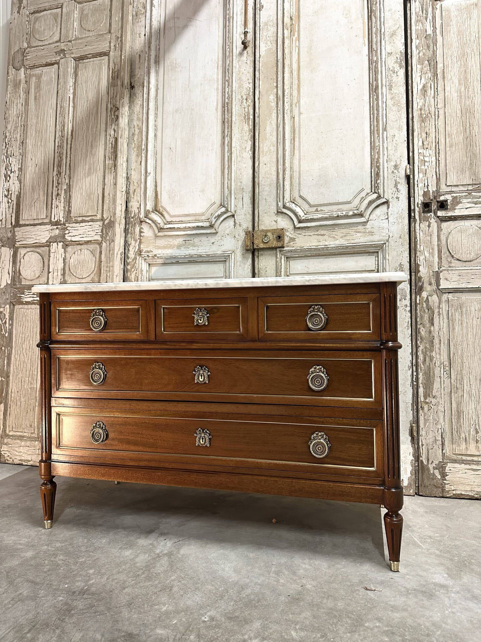 Commode de style Louis XVI en acajou