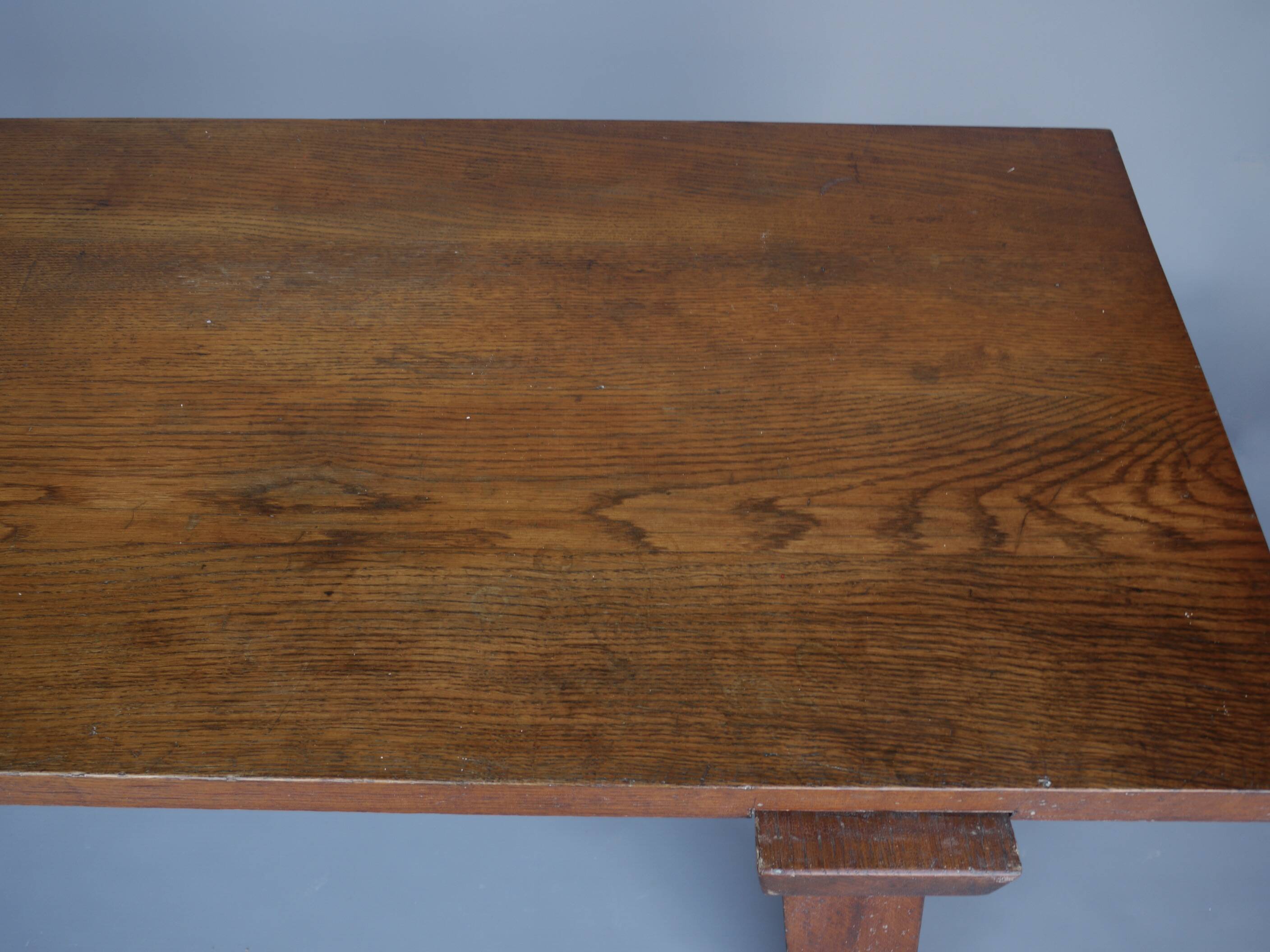 Table brutaliste en chêne massif