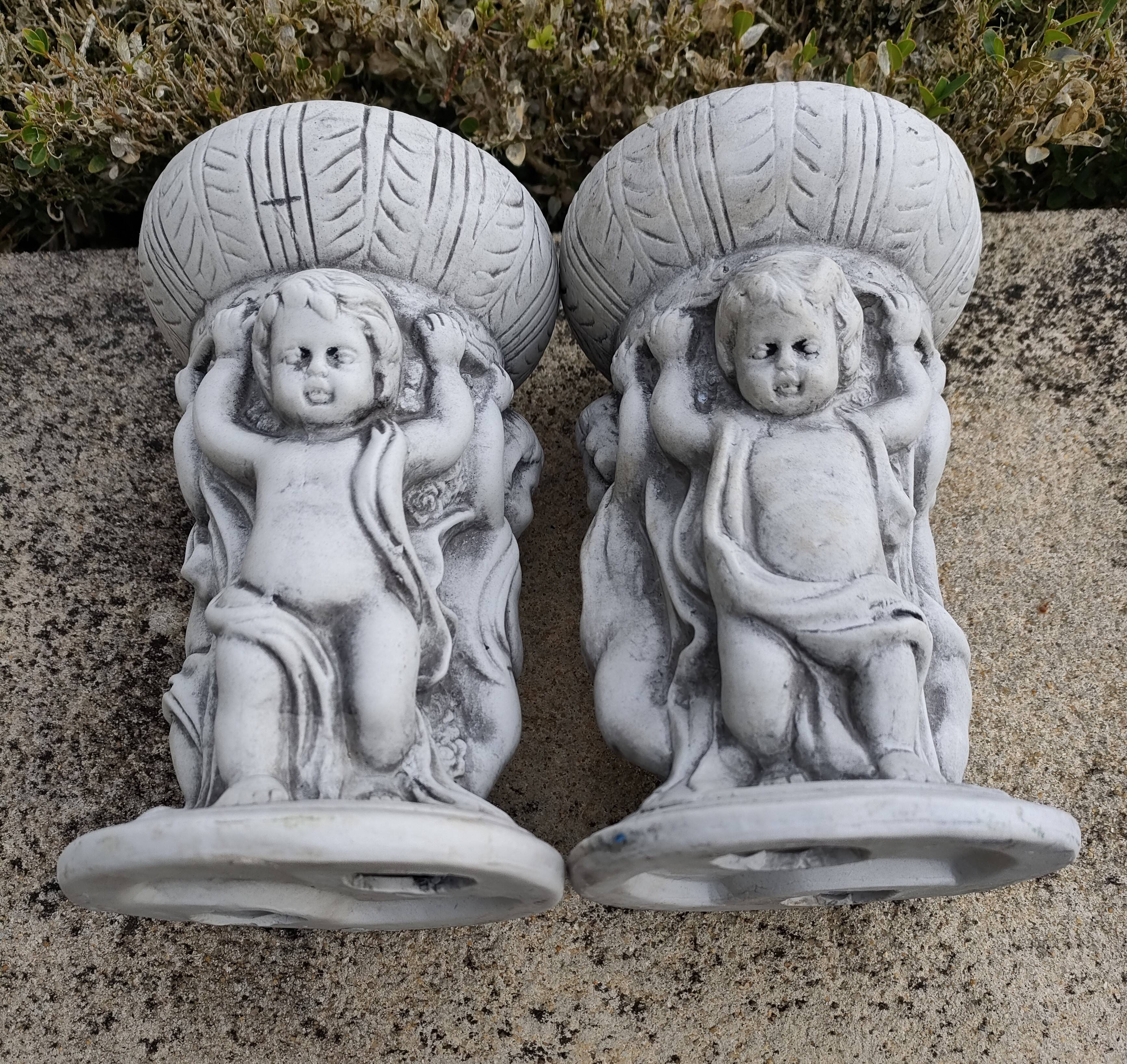 Paire de bougeoirs de jardin aux chérubins - résine patinée vieille pierre - France - Début 2000