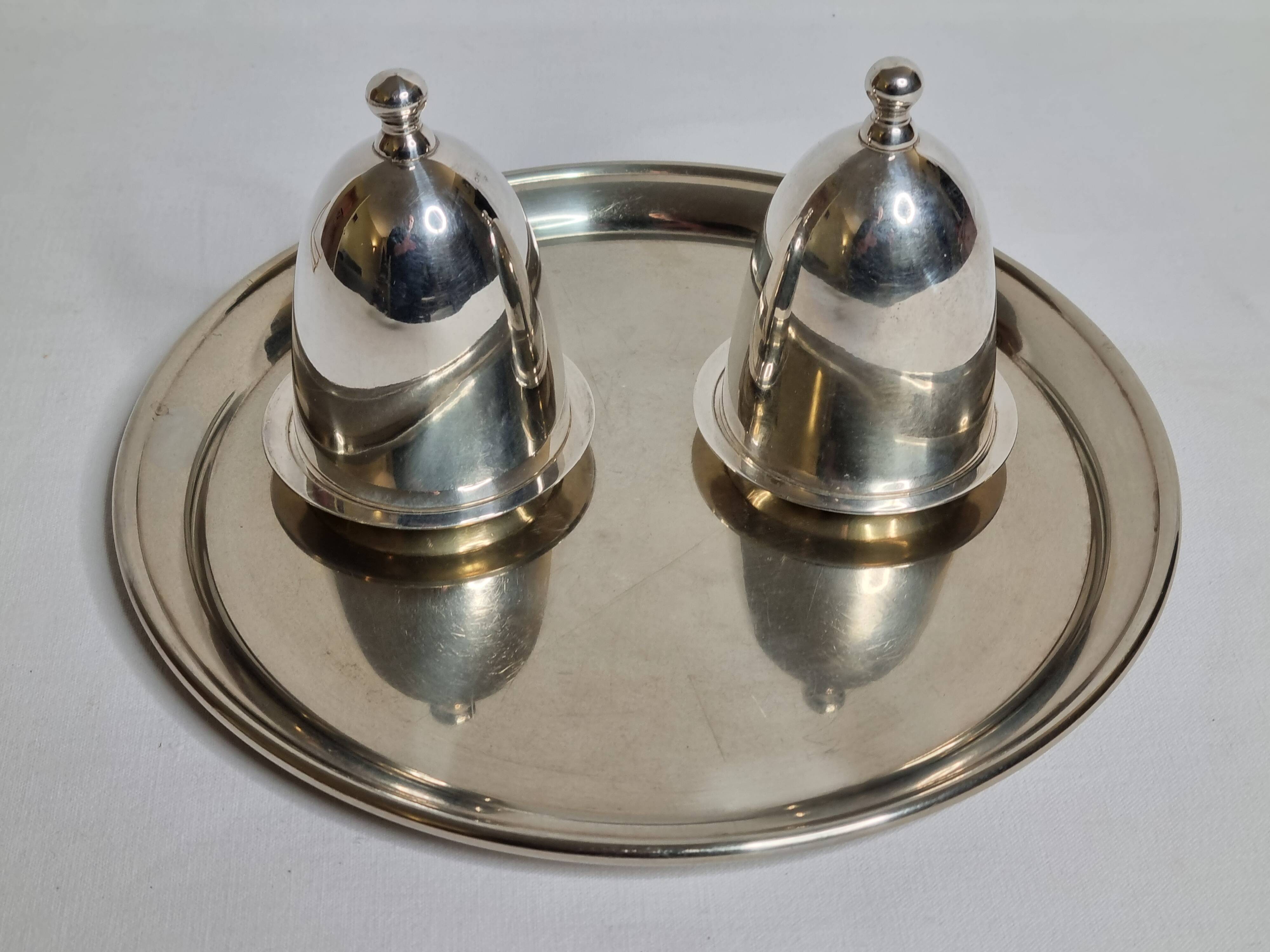 Deux coquetiers sous cloche en métal argenté avec plateau de présentation "Gombault", 28 cm