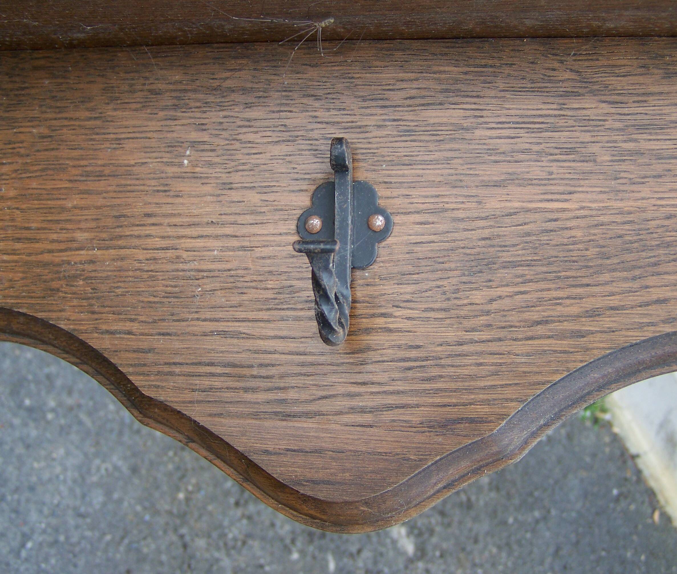 Wooden shelf display for pans
