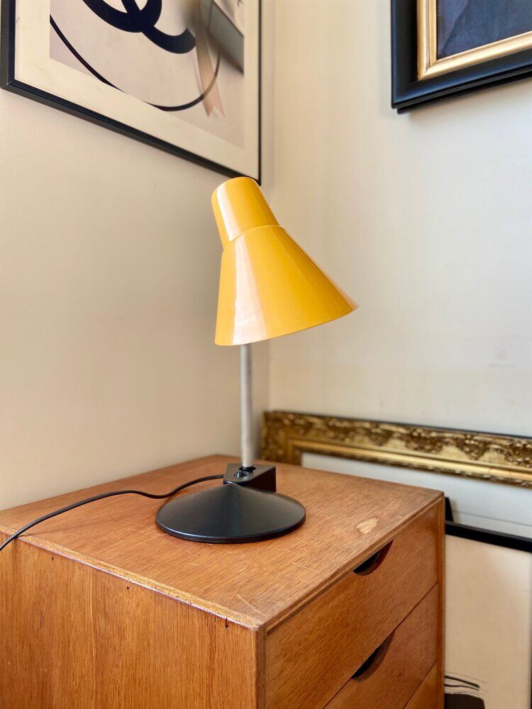 Articulated desk lamp
