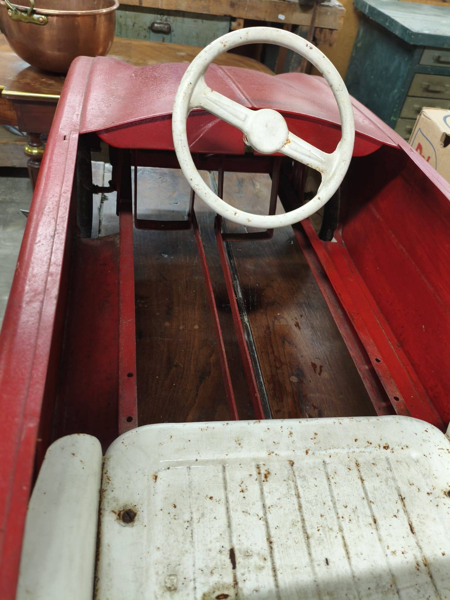Voiture à pédales Vintage en métal rouge et blanc - Année 50/60