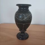 Vase noir signé