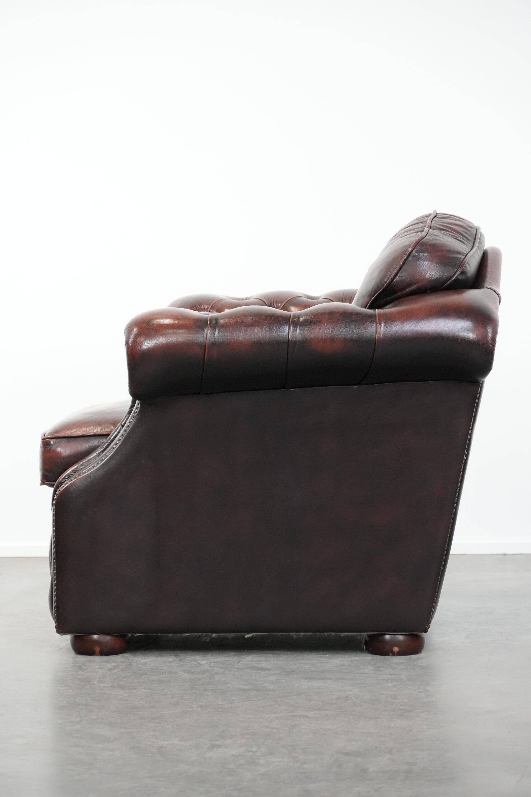 Fauteuil Chesterfield en cuir marbré rouge de style anglais