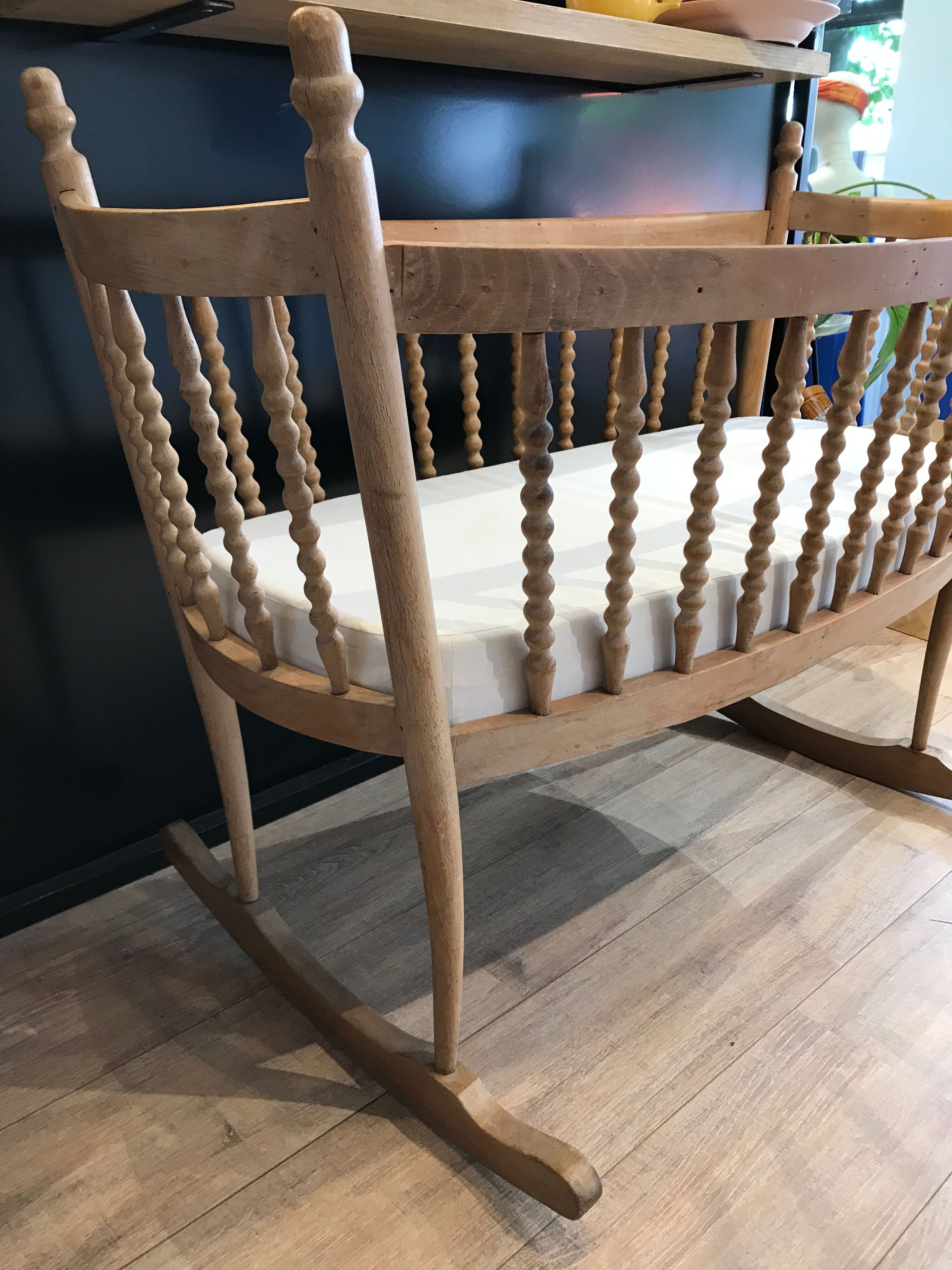 Crib in pearl wood crib