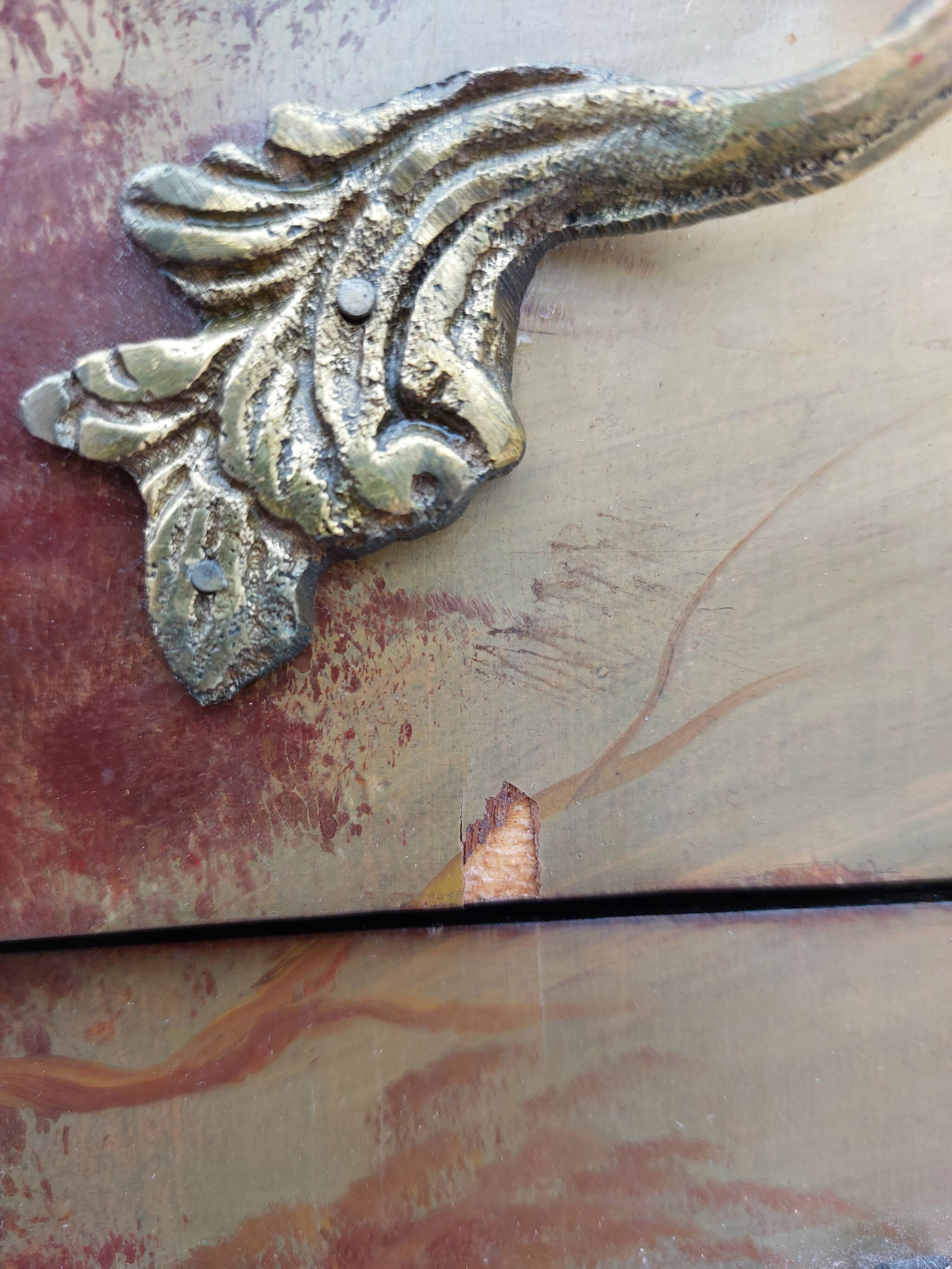 Louis XV curved chest of drawers in Martin varnished marquetry