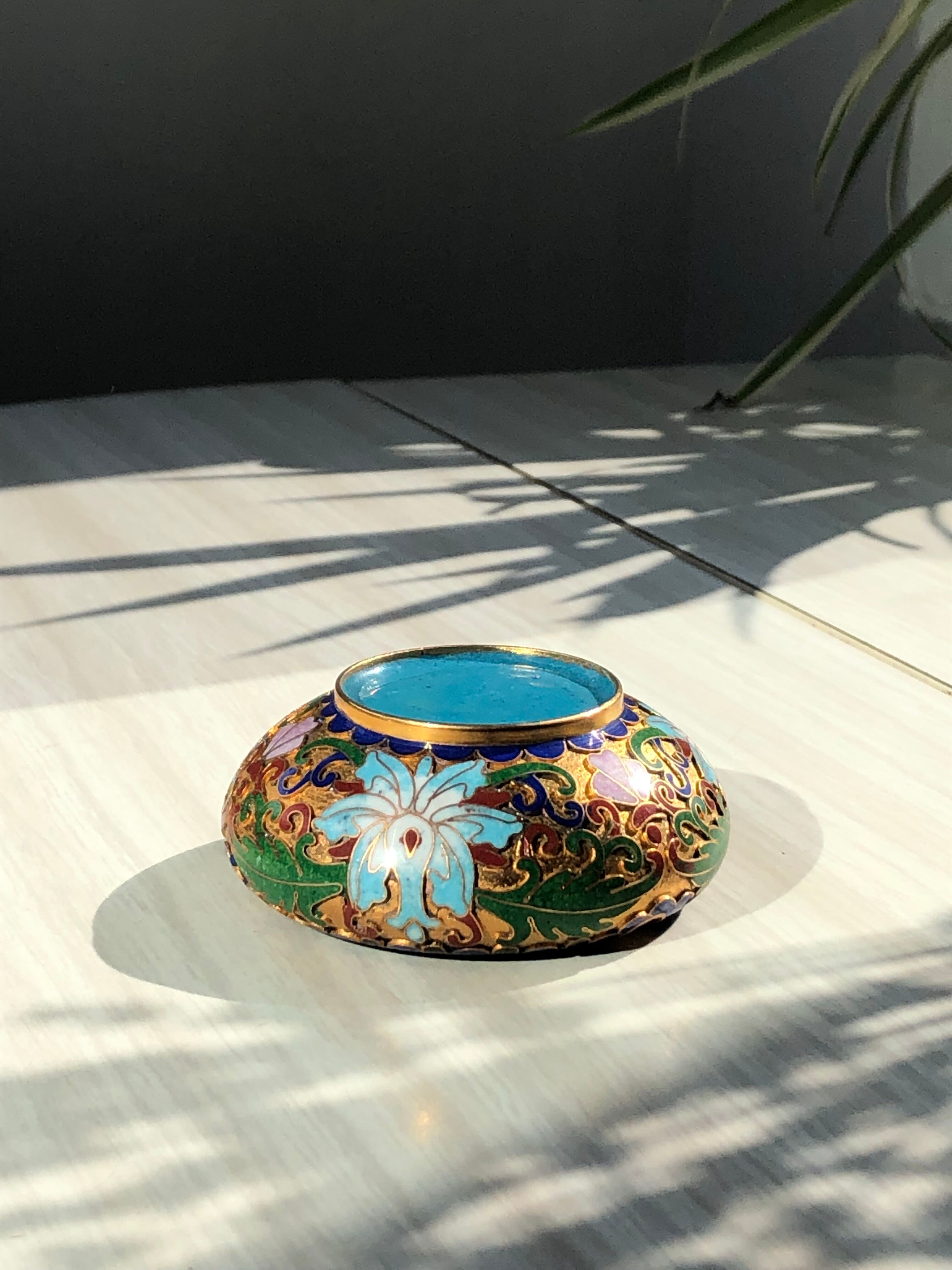 Ashtray floral floral ornament plant in relief on a golden background
