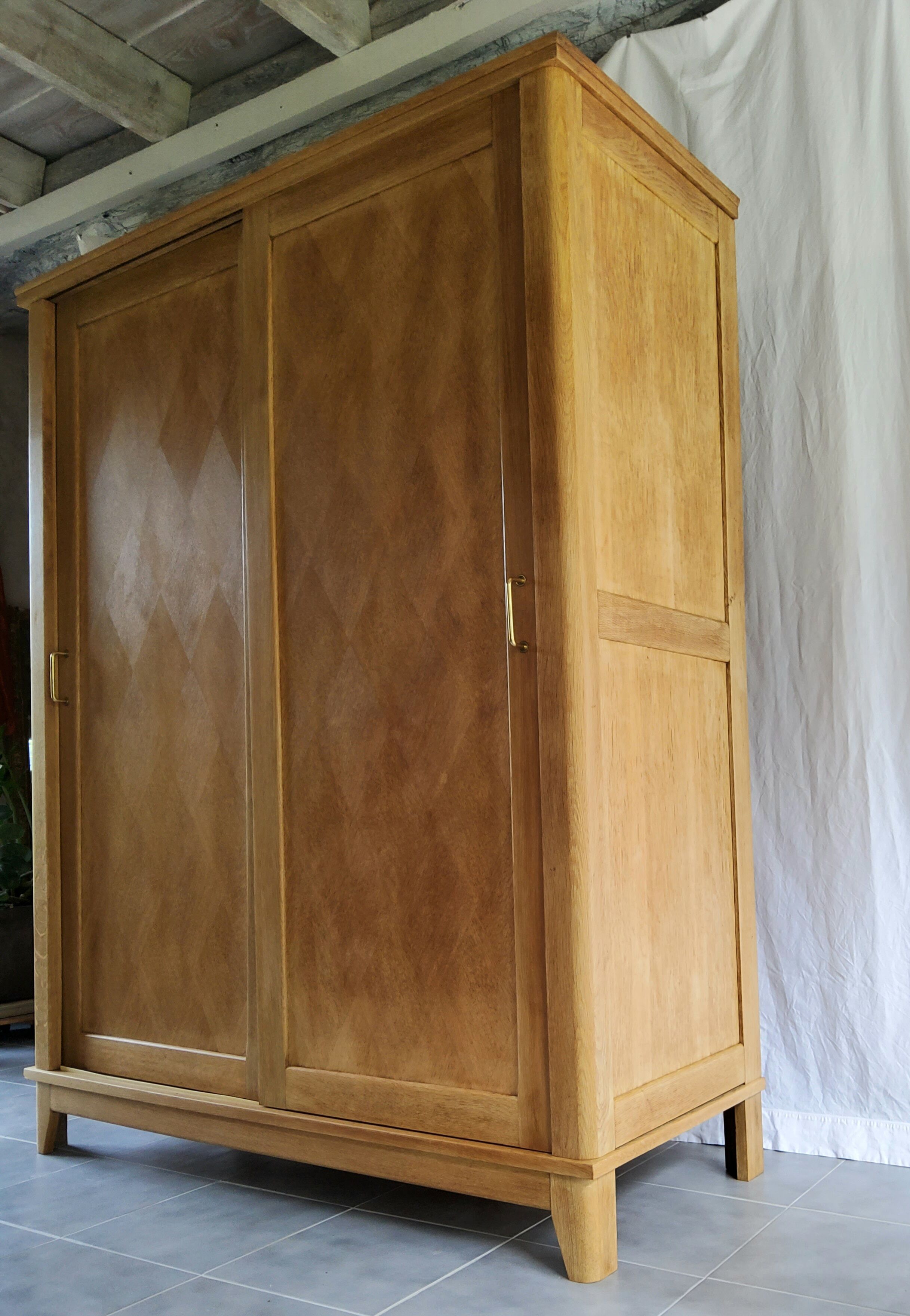 Parisian wardrobe with sliding doors