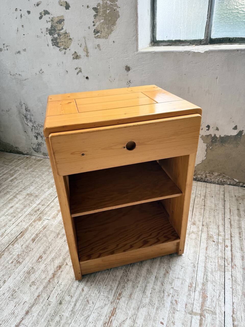 Chevet sélectionné par Charlotte Perriand pour Les Arcs