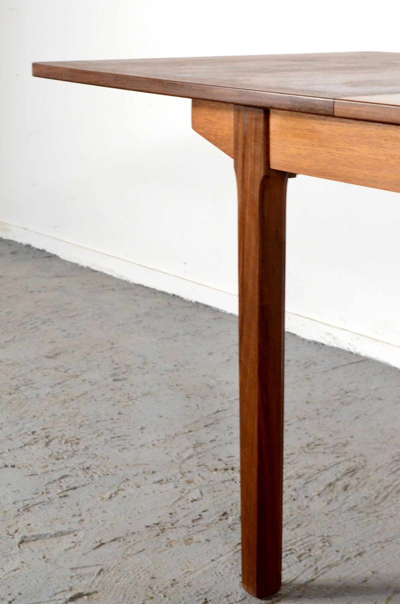 Table extensible Nathan des années 50 en teck magnifique. Moderne / Rétro / Danois