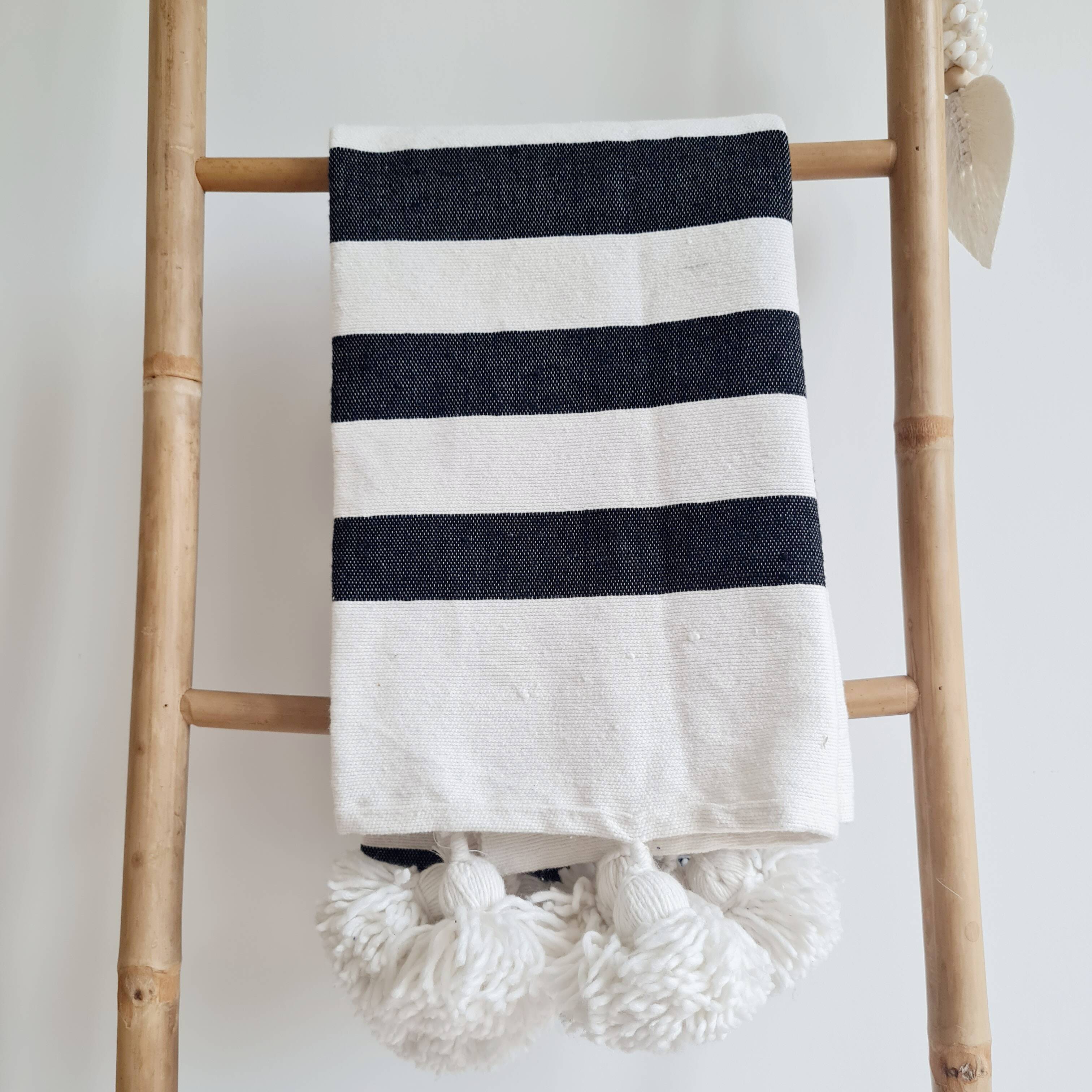 Plaid tissé main rayures noires pompons blancs