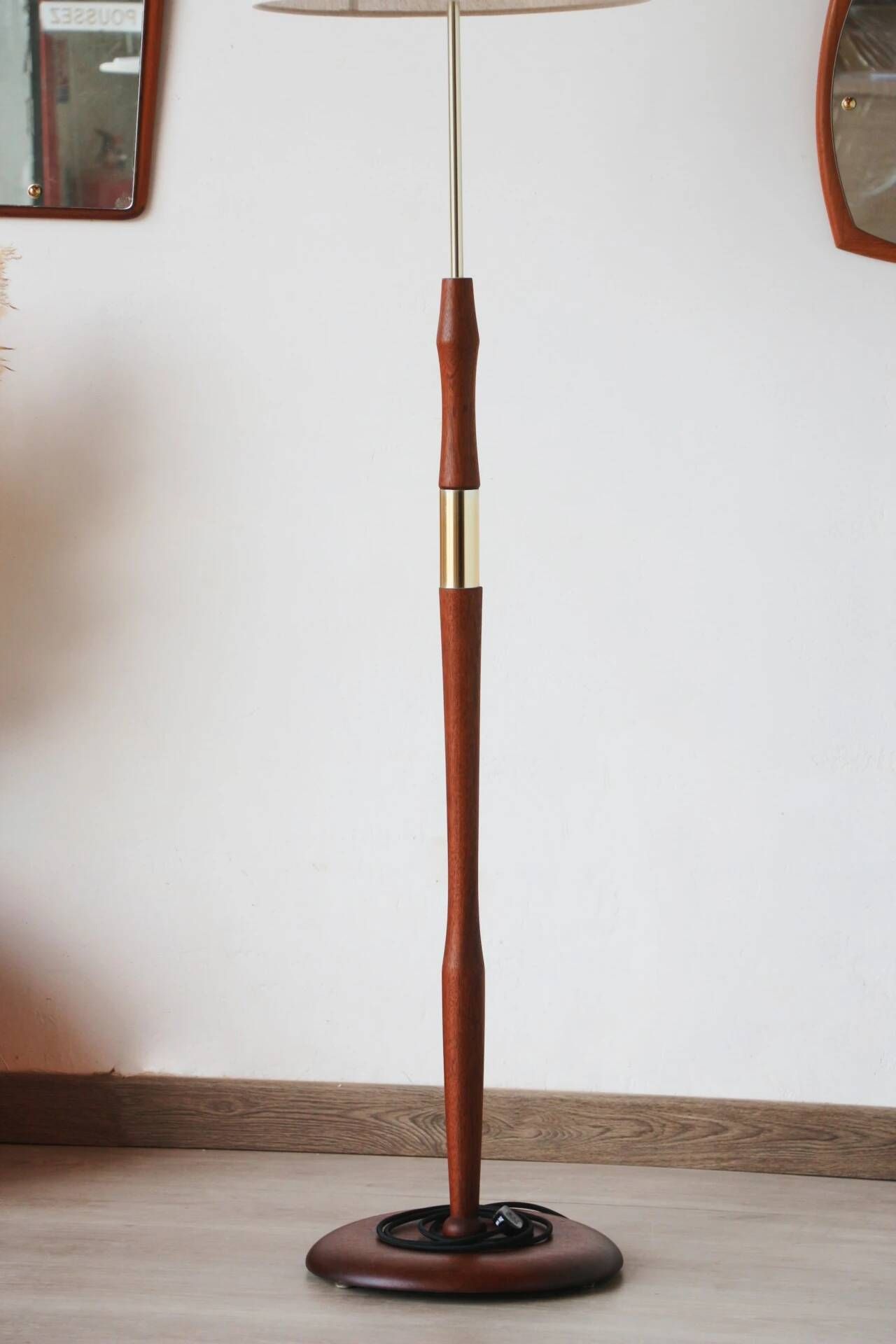Vintage Scandinavian floor lamp in wood and gold brass — Beige lampshade