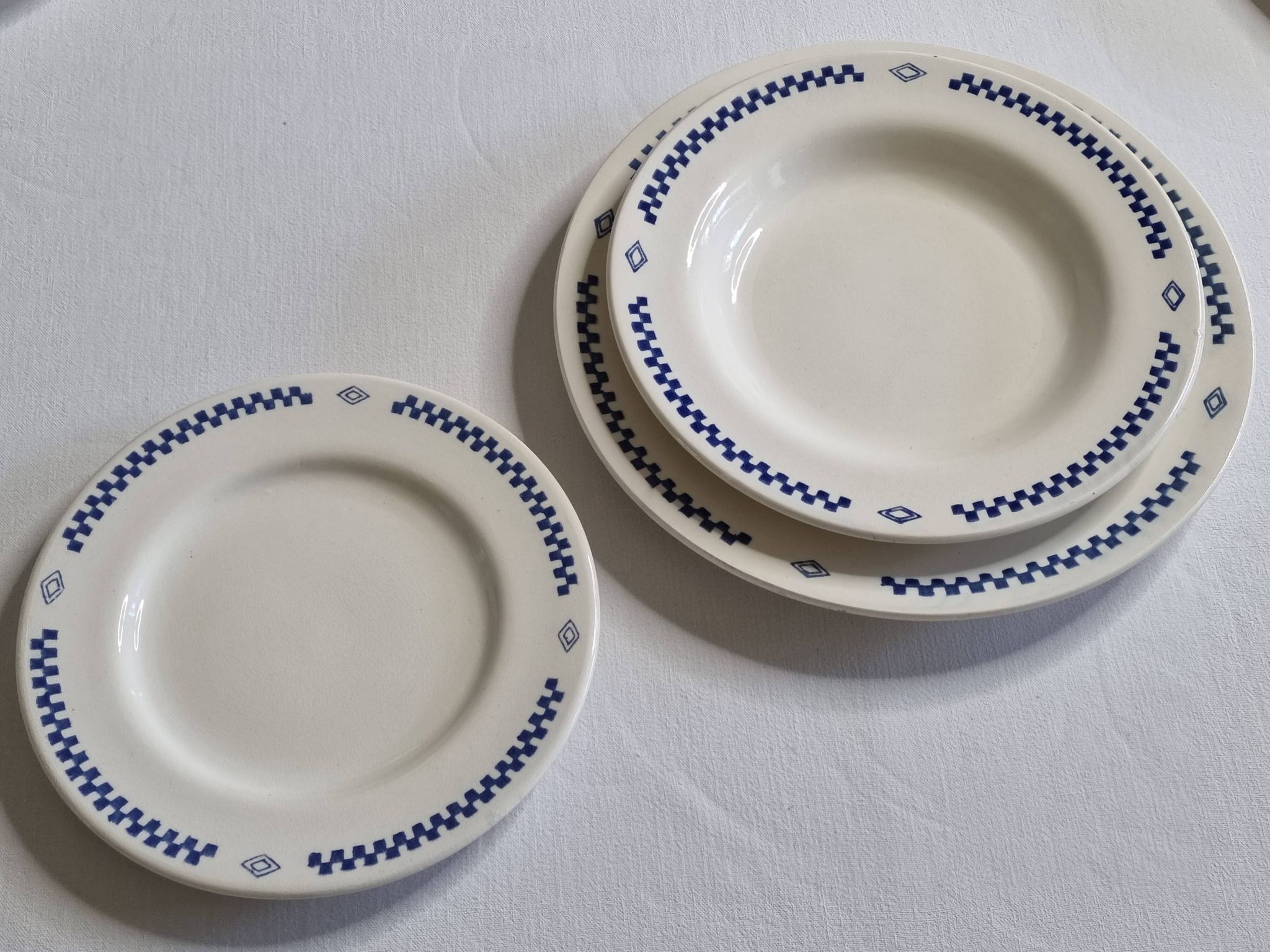 Service of 18 vintage dessert, hollow and flat plates with checkerboard pattern, 1950s