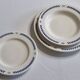 Service de 18 assiettes, à dessert, creuses et plates vintages à motif de damier, années 50