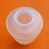 Vase verre opalescent en forme d' urne  Décor de feuillages et de baies