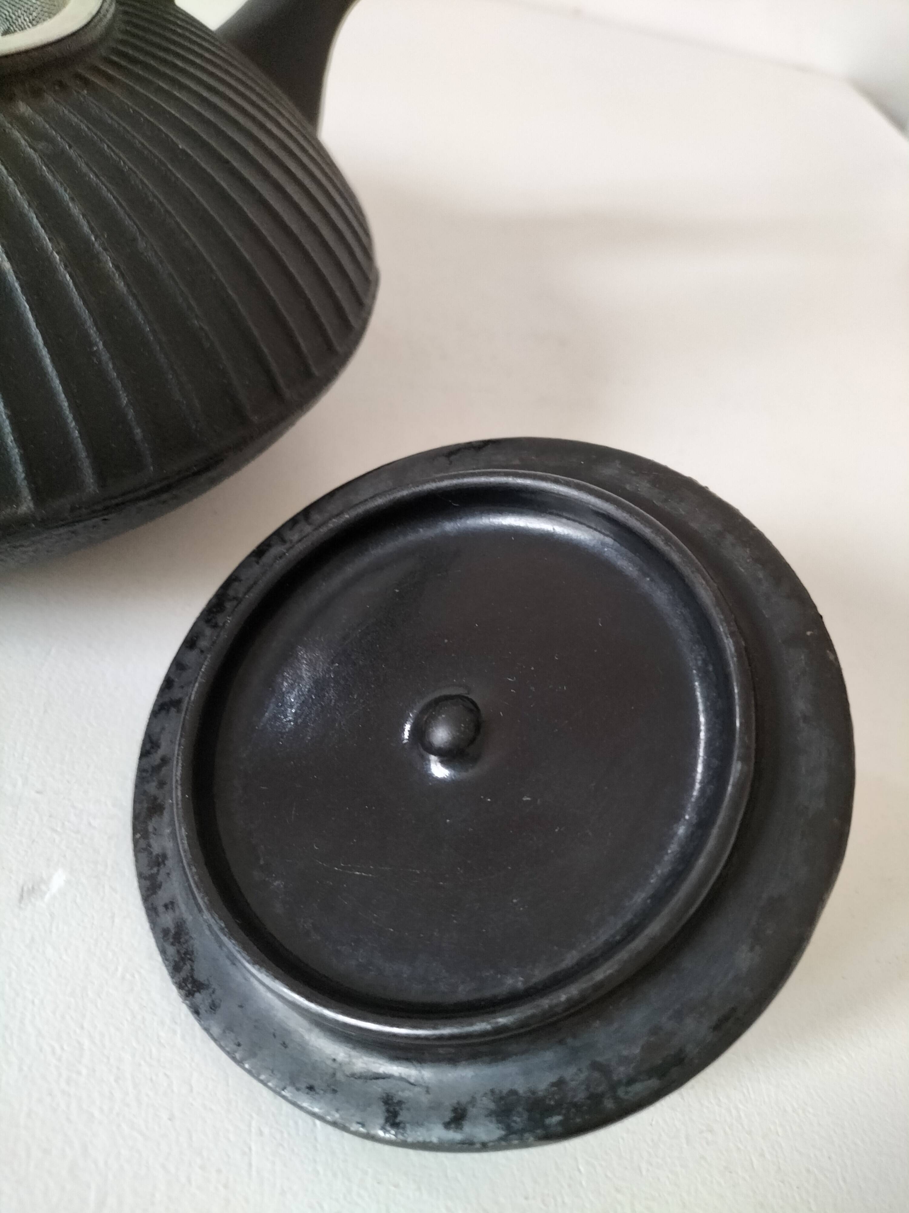 Black grooved cast iron teapot – Japanese Zen style