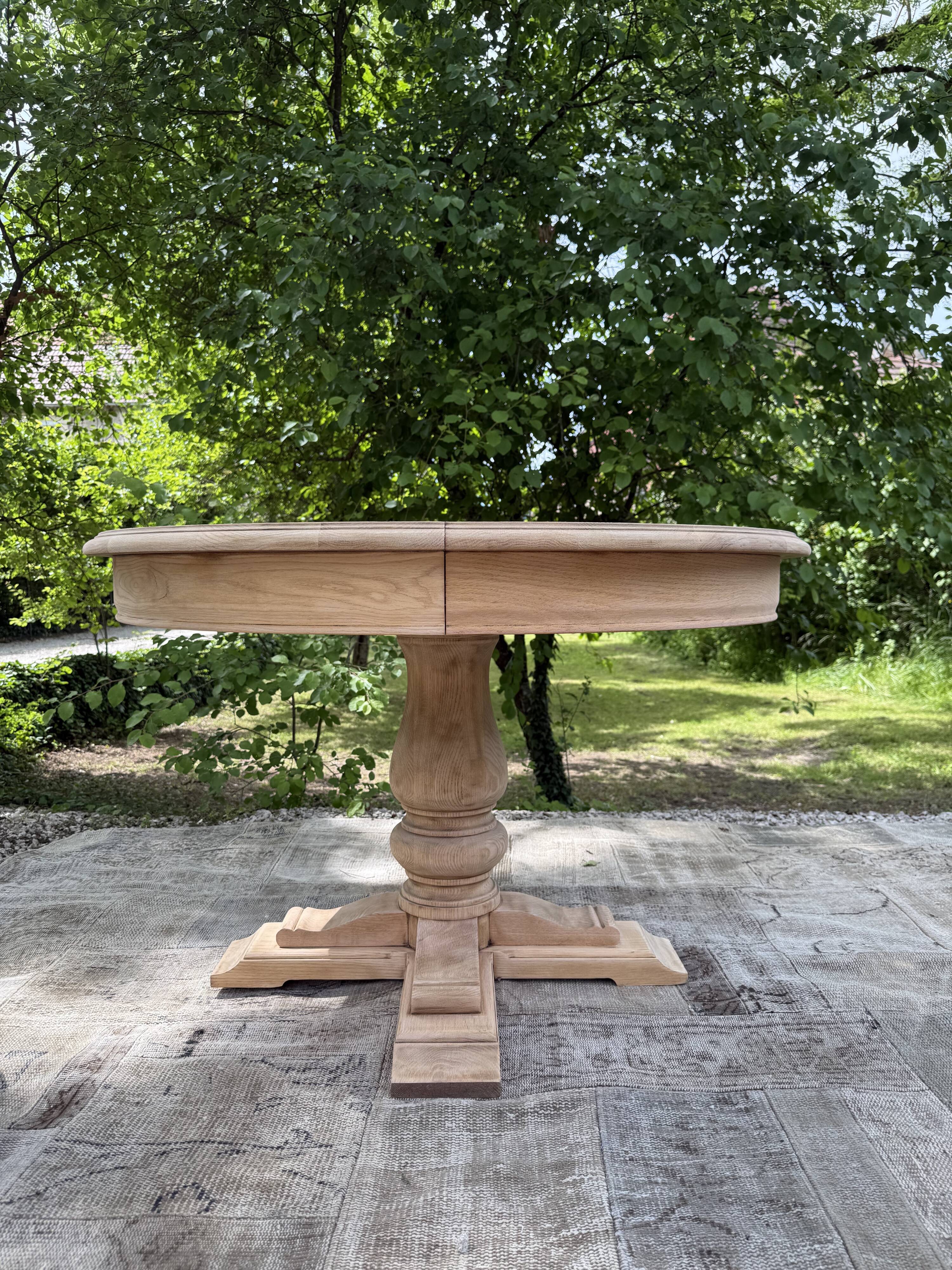 Extendable round table made of solid oak