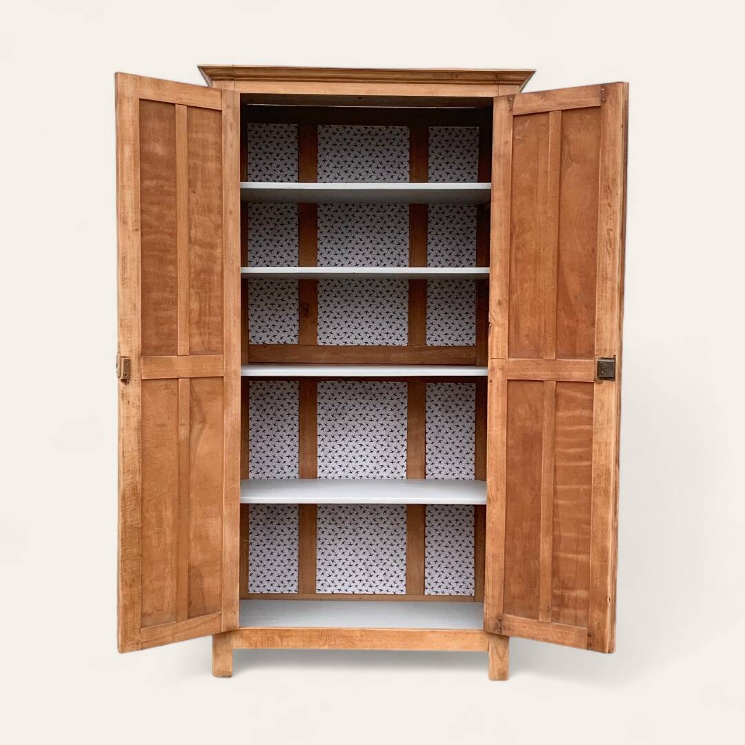 Armoire parisienne panneautée en bois brut, 1930