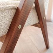 Fauteuil vintage en bouclé gris et blanc, design scandinave.