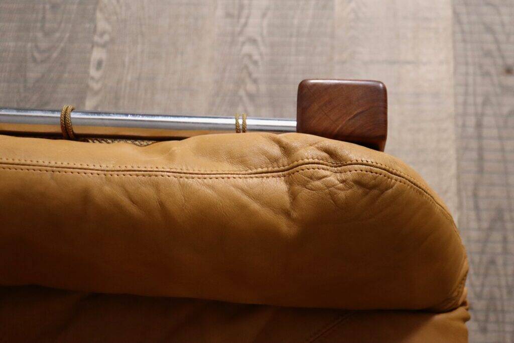 Fauteuil Amazonas avec repose-pieds en cuir cognac par Jean Gillon Brésil