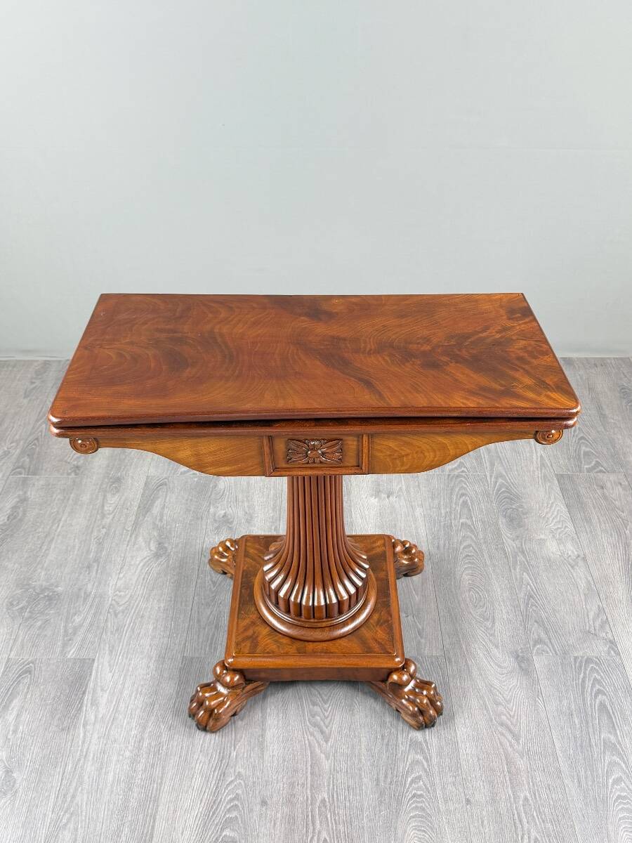 Table à jeux en acajou, XIXe siècle