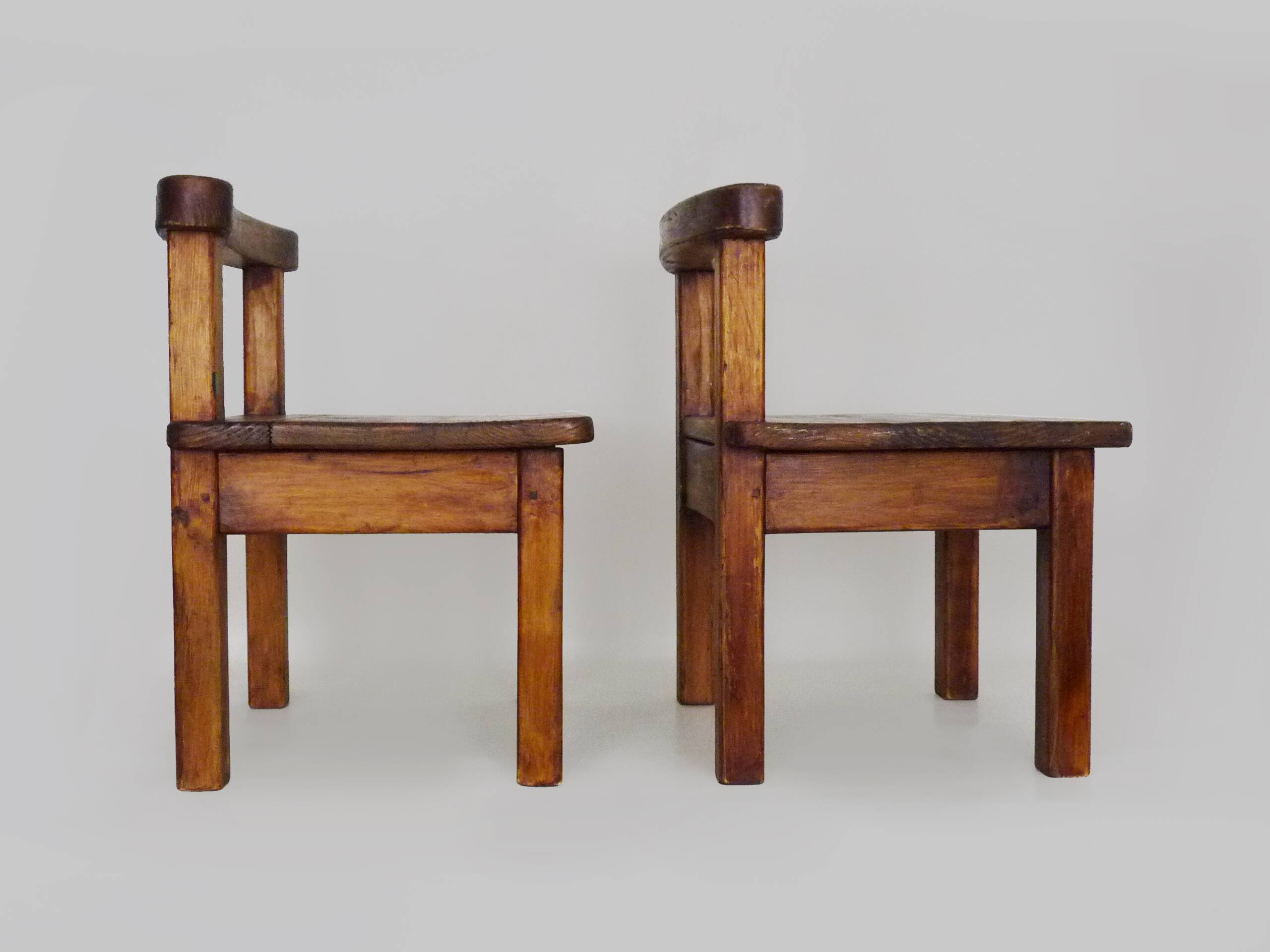 Paire de chaises basses brutaliste en bois massif. Années 60