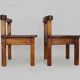 Paire de chaises basses brutaliste en bois massif. Années 60