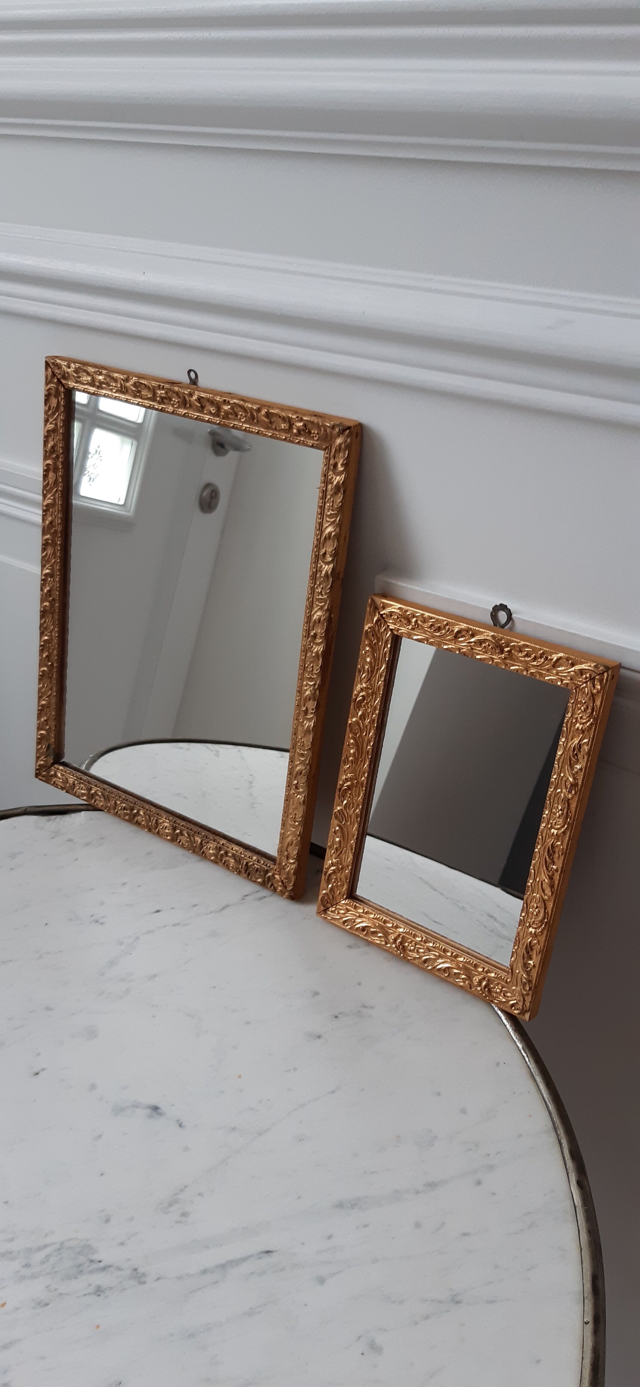 Paire de miroirs anciens en bois et en plâtre doré