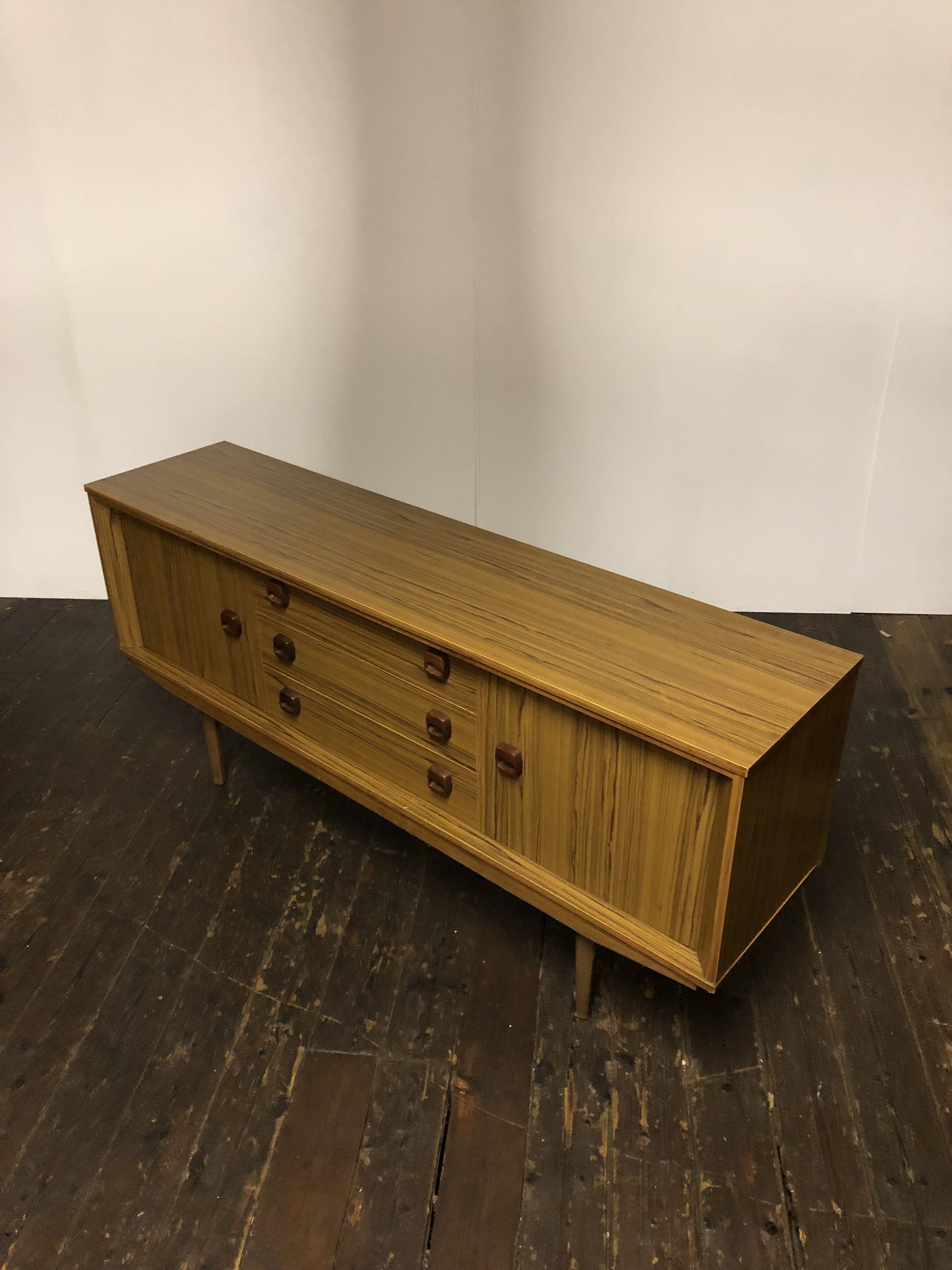 Vieille buffet milieu du siecle en teck design scandinave danois des années 70