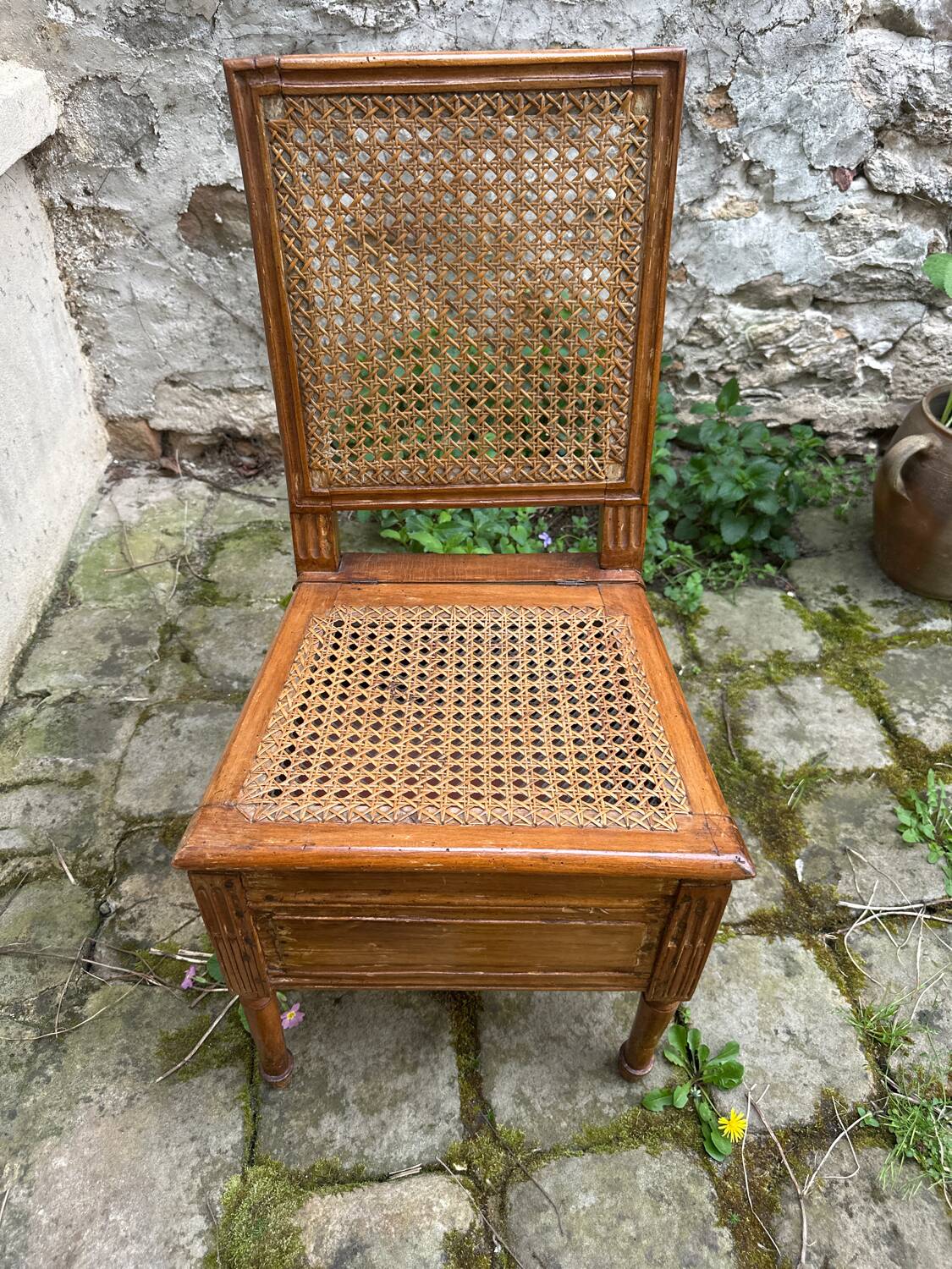 Chaise osier avec assise ouvrable
