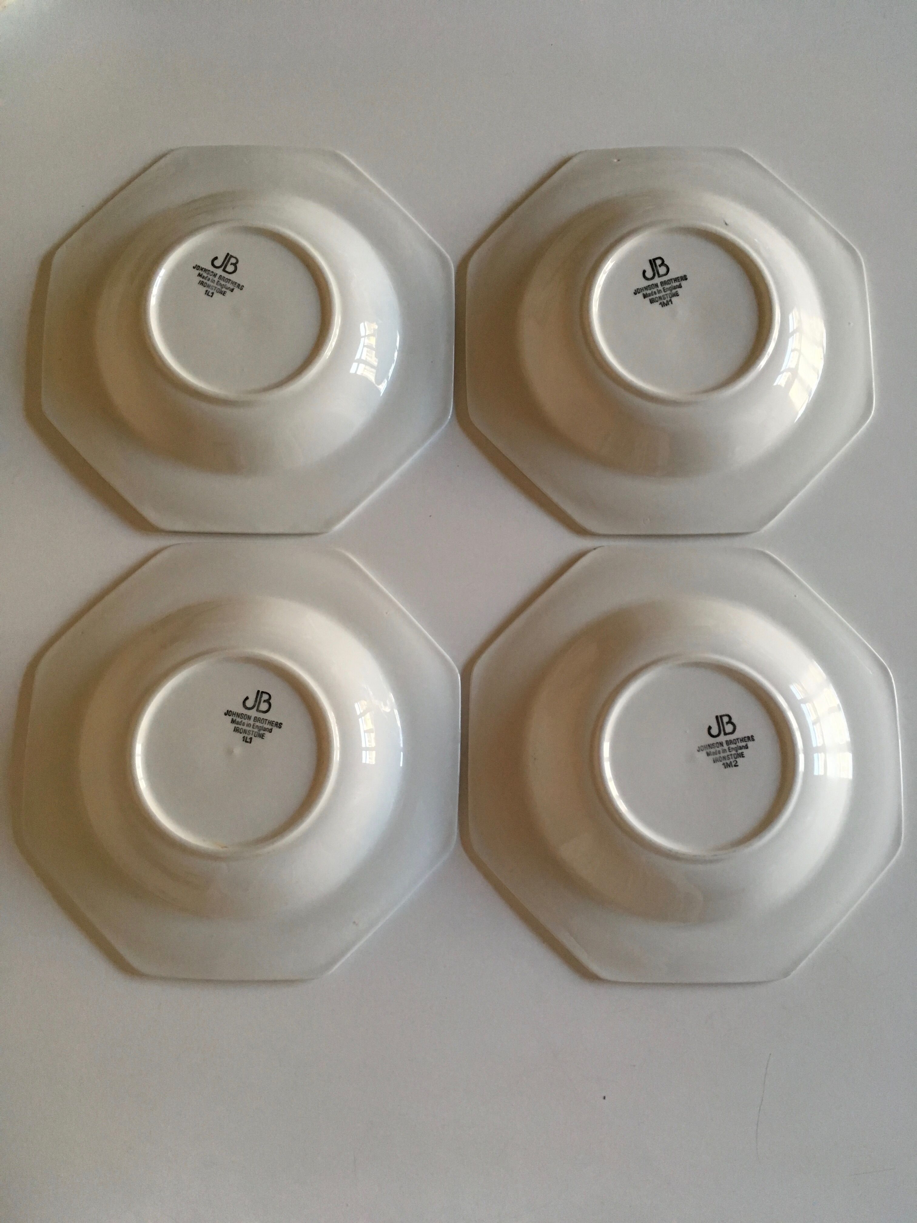 Series of 4 plates dug ironstone pearls Johnson Brothers England