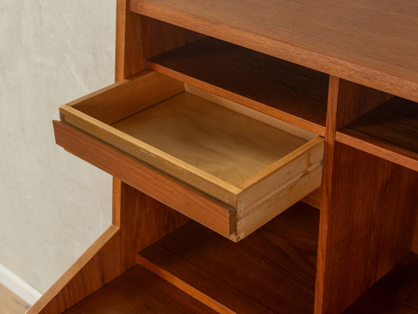 1960s bureau, Rooval