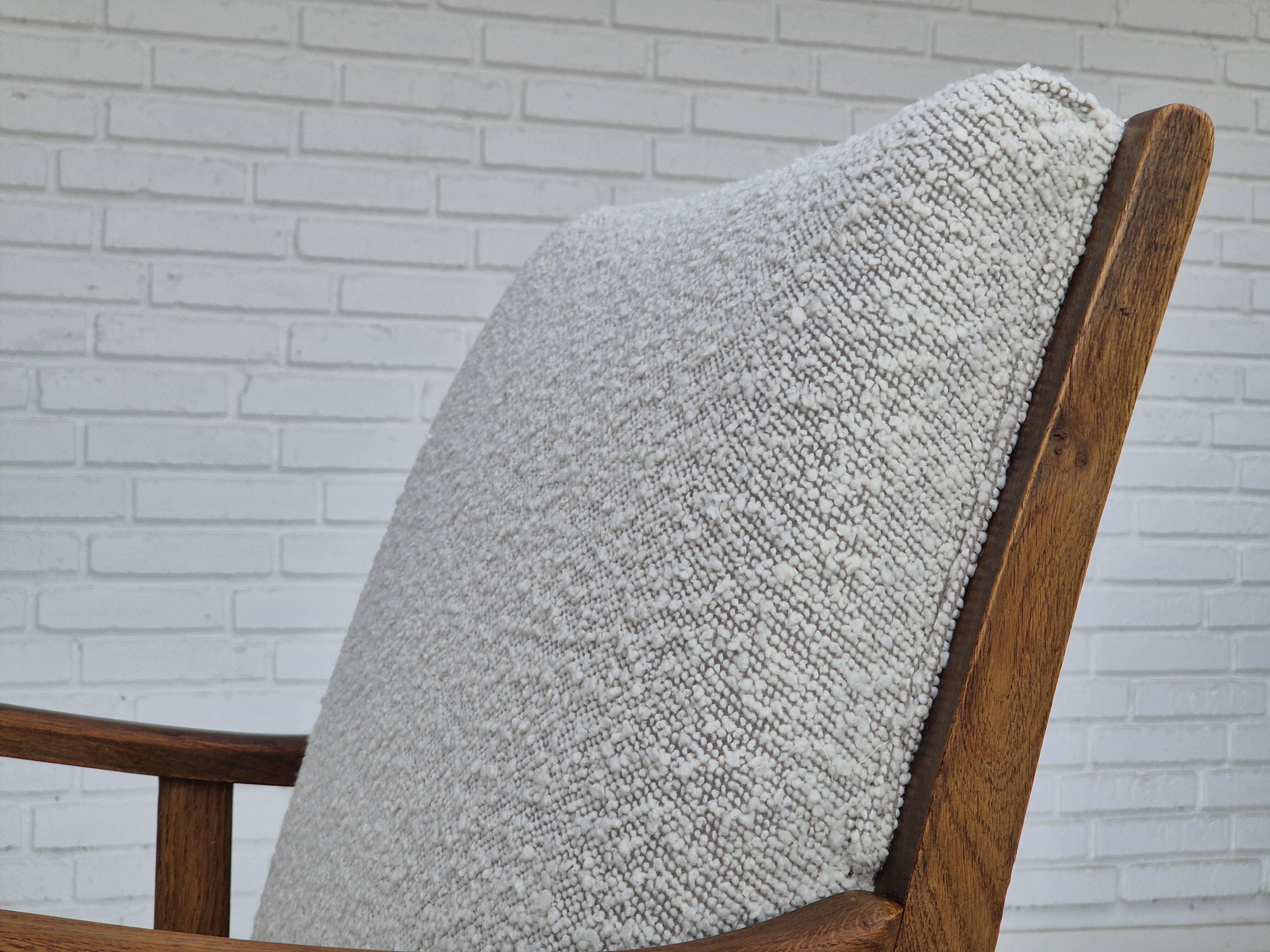 Années 1950, design scandinave, fauteuil retapissé, tissu blanc/gris clair, chêne.