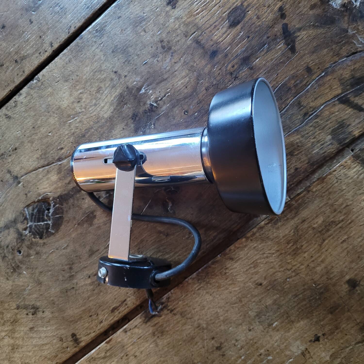 Spot mural orientable en métal chromé et aluminium noir