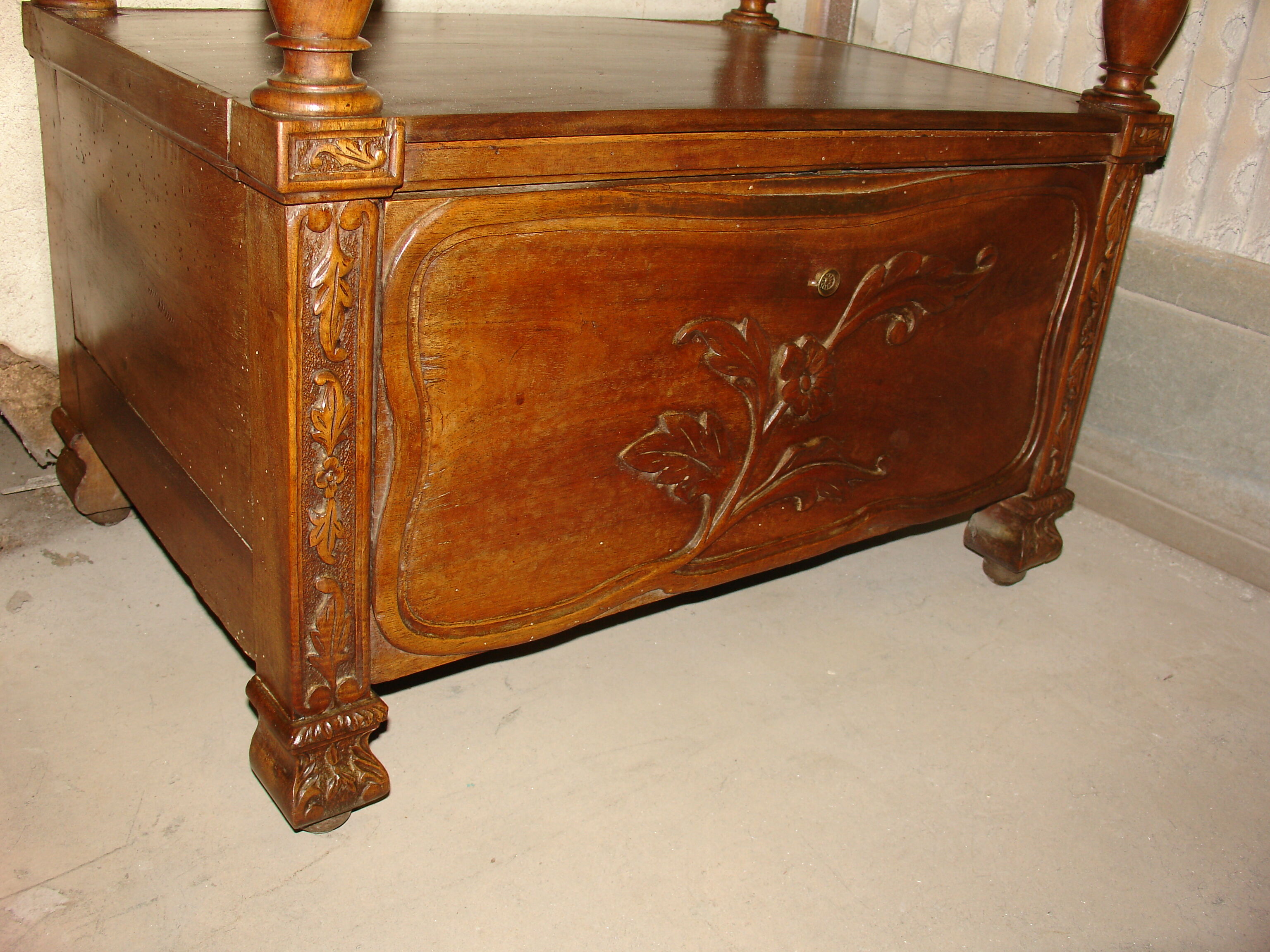 Dressing table and mirror in walnut, circa 1880