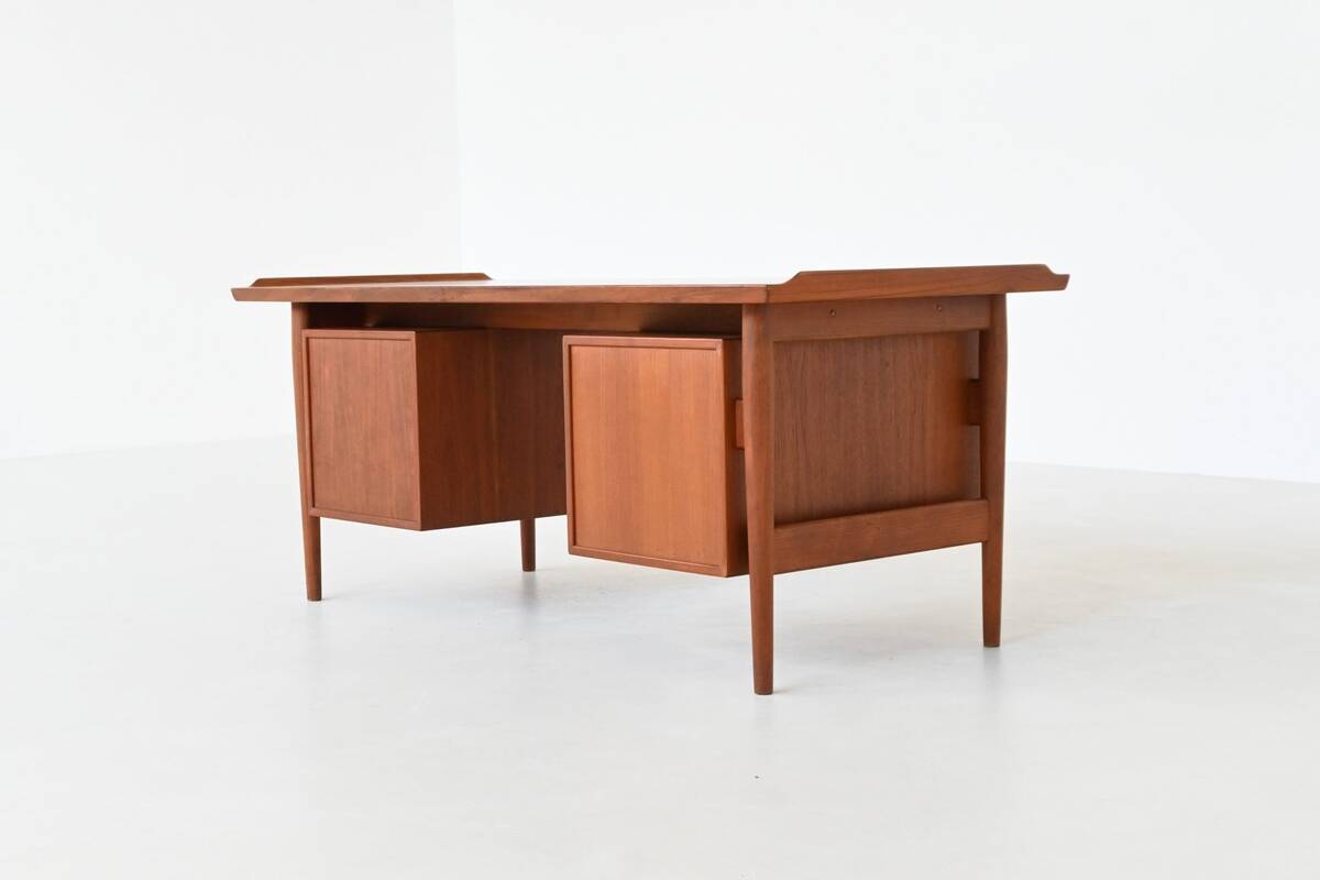 Arne Vodder writing desk model 207 in teak Sibast Denmark 1960