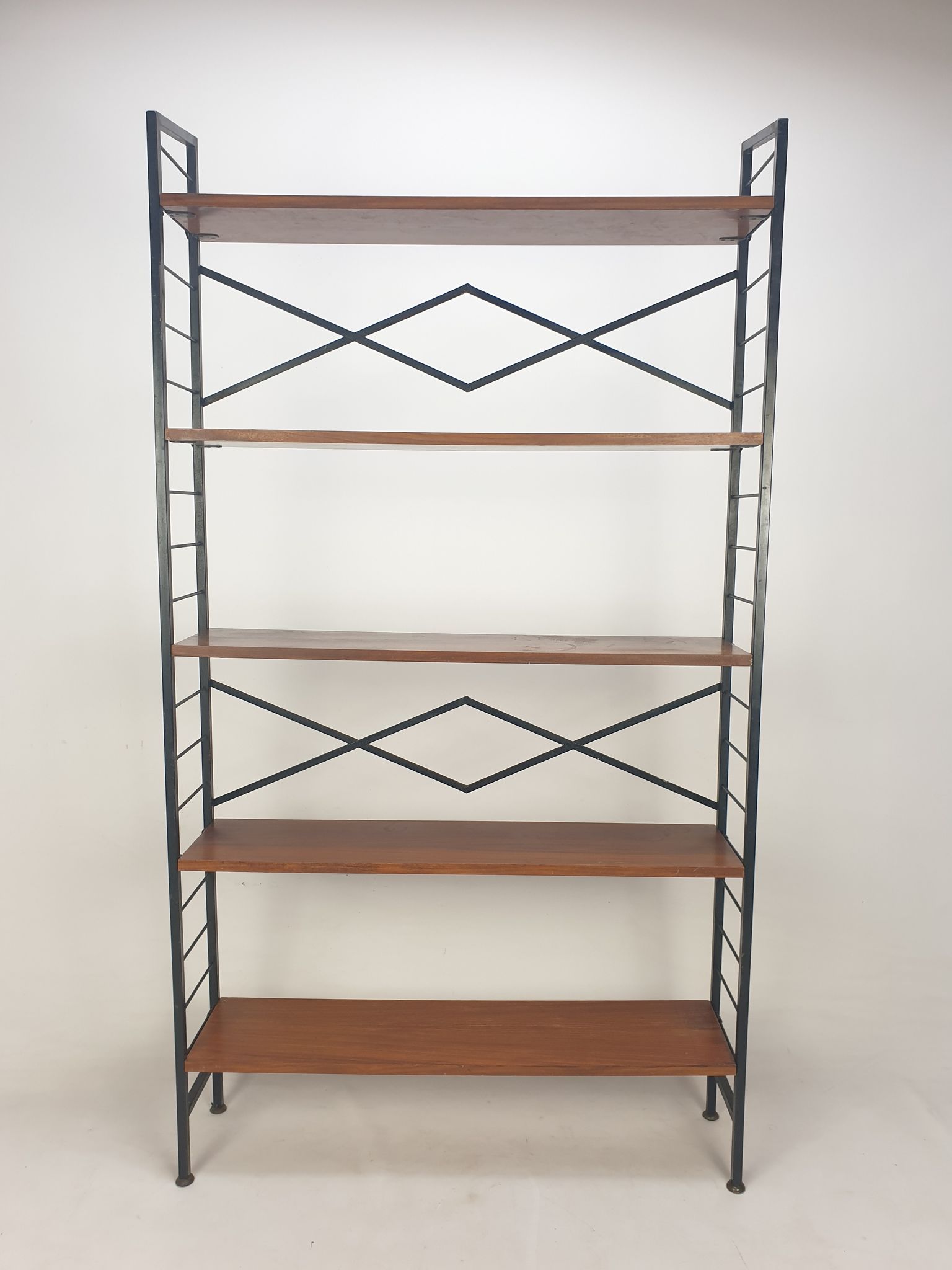 Italian free standing teak shelving unit, 1950