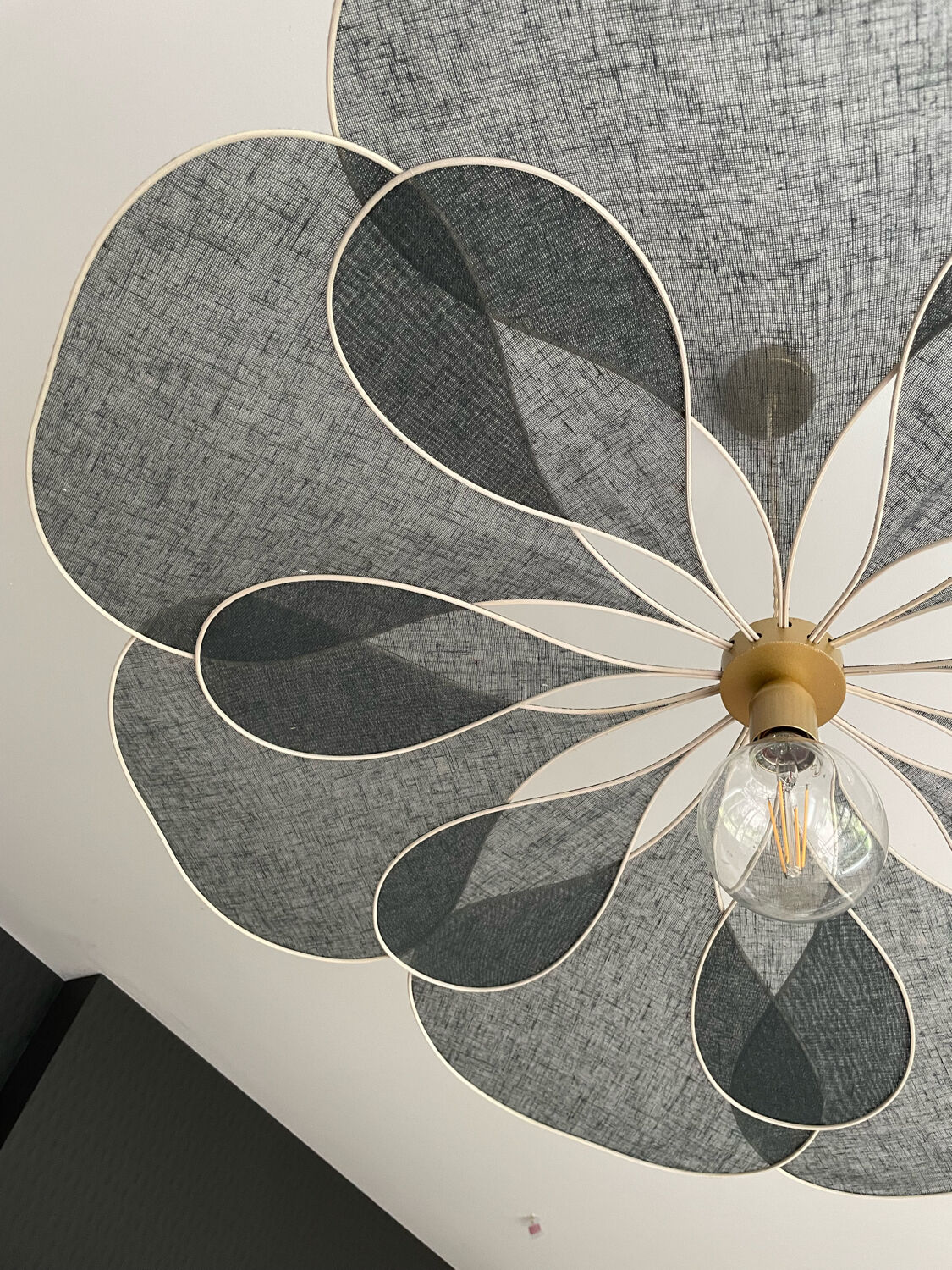 Floral pendant light in linen and rattan