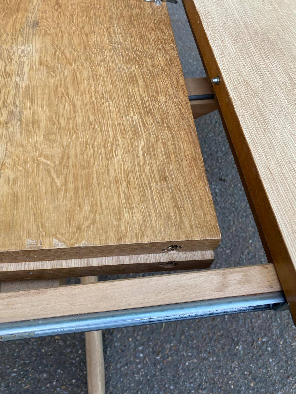 Renovated Scandinavian dining table in solid oak with a central leg from the 1970s.