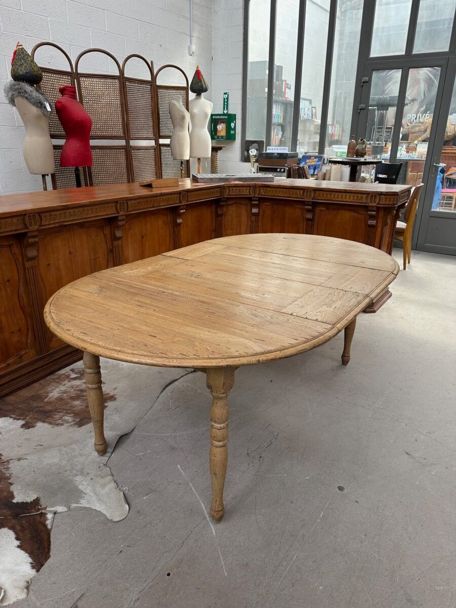 Round table in solid oak with its two extensions.