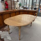 Round table in solid oak with its two extensions.