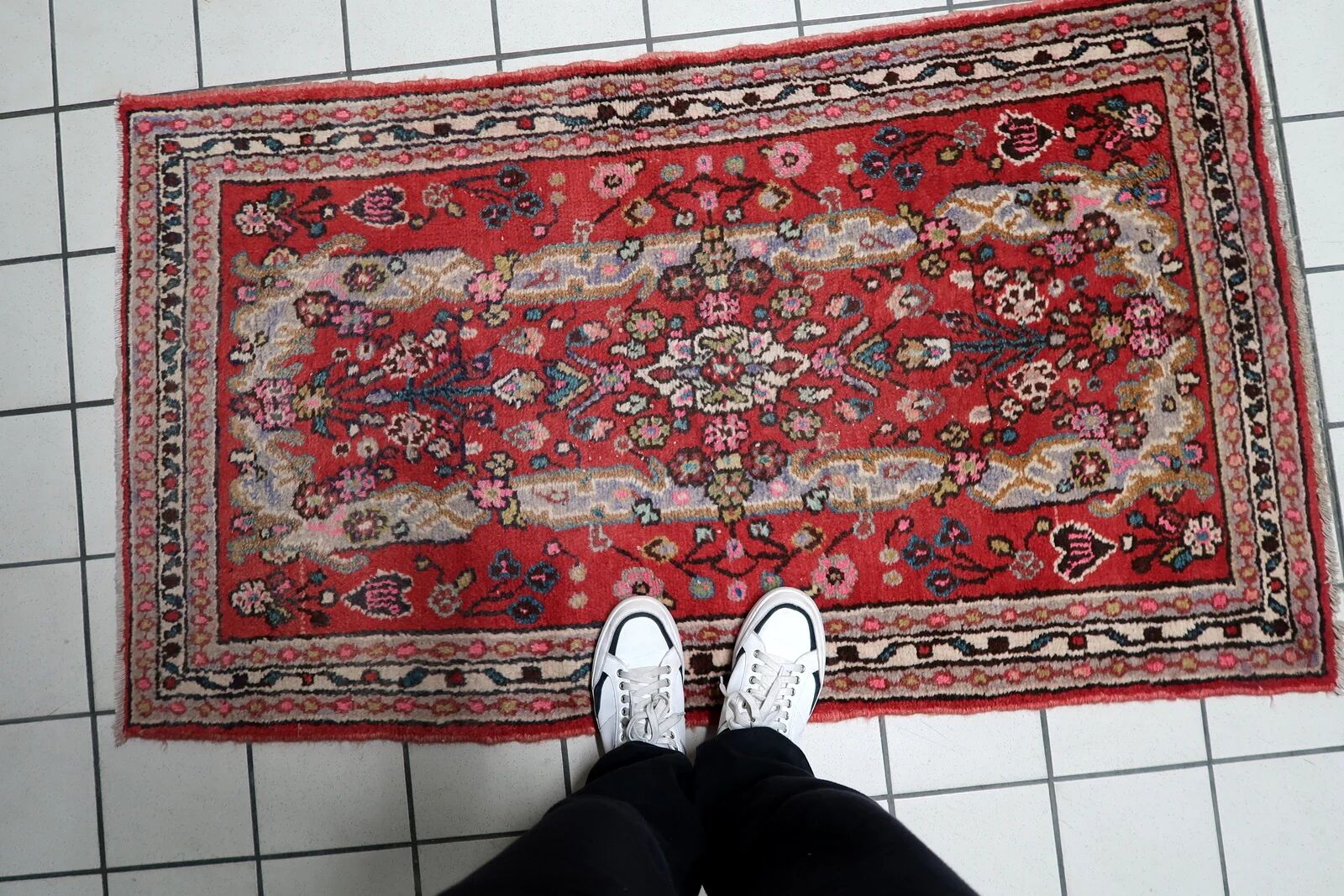 1920s handmade antique wool floral medallion rug, red, 87 × 151 cm - 1C1297