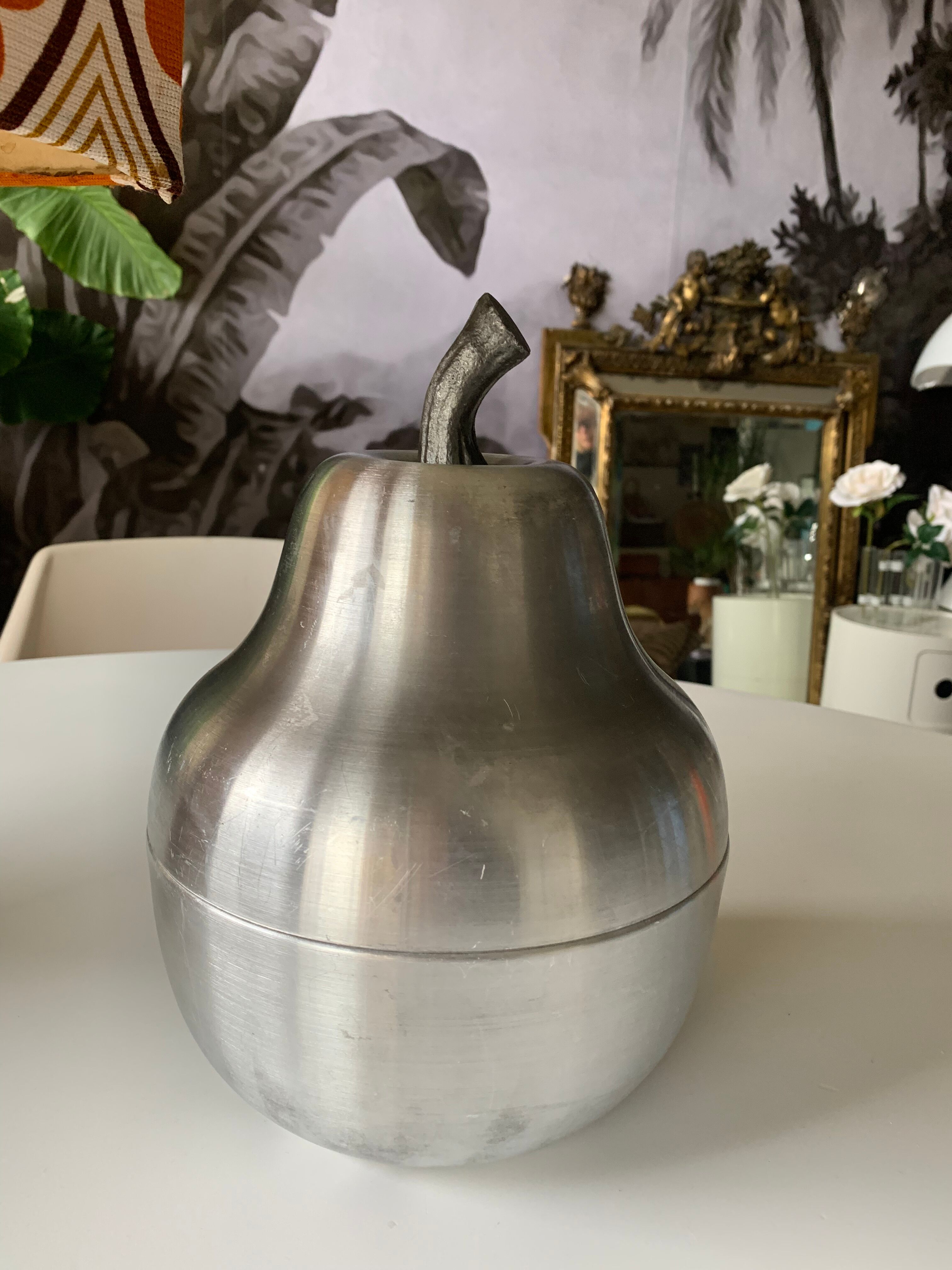 Pear-shaped ice bucket