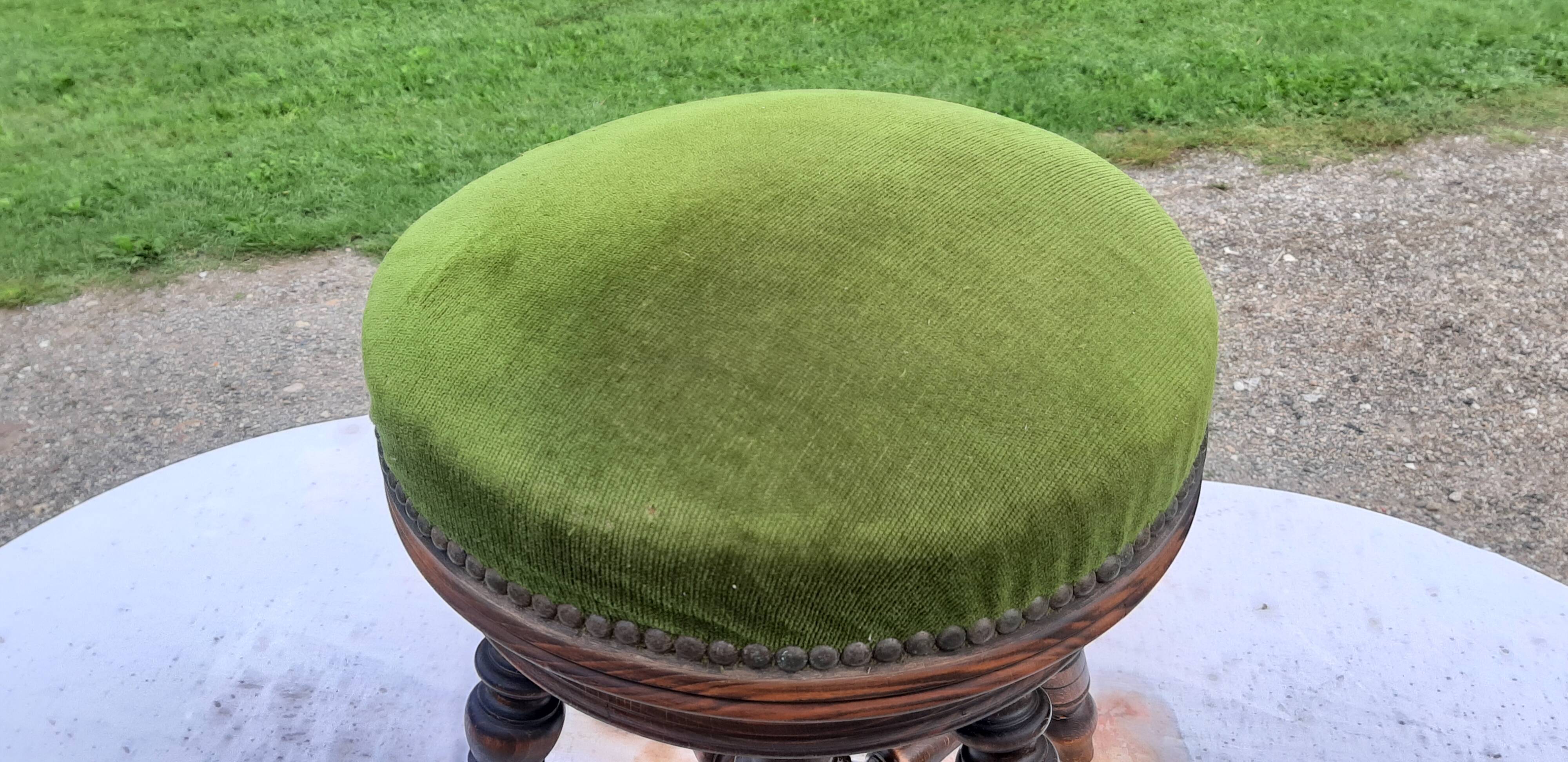 Piano chène and velvet tabouret