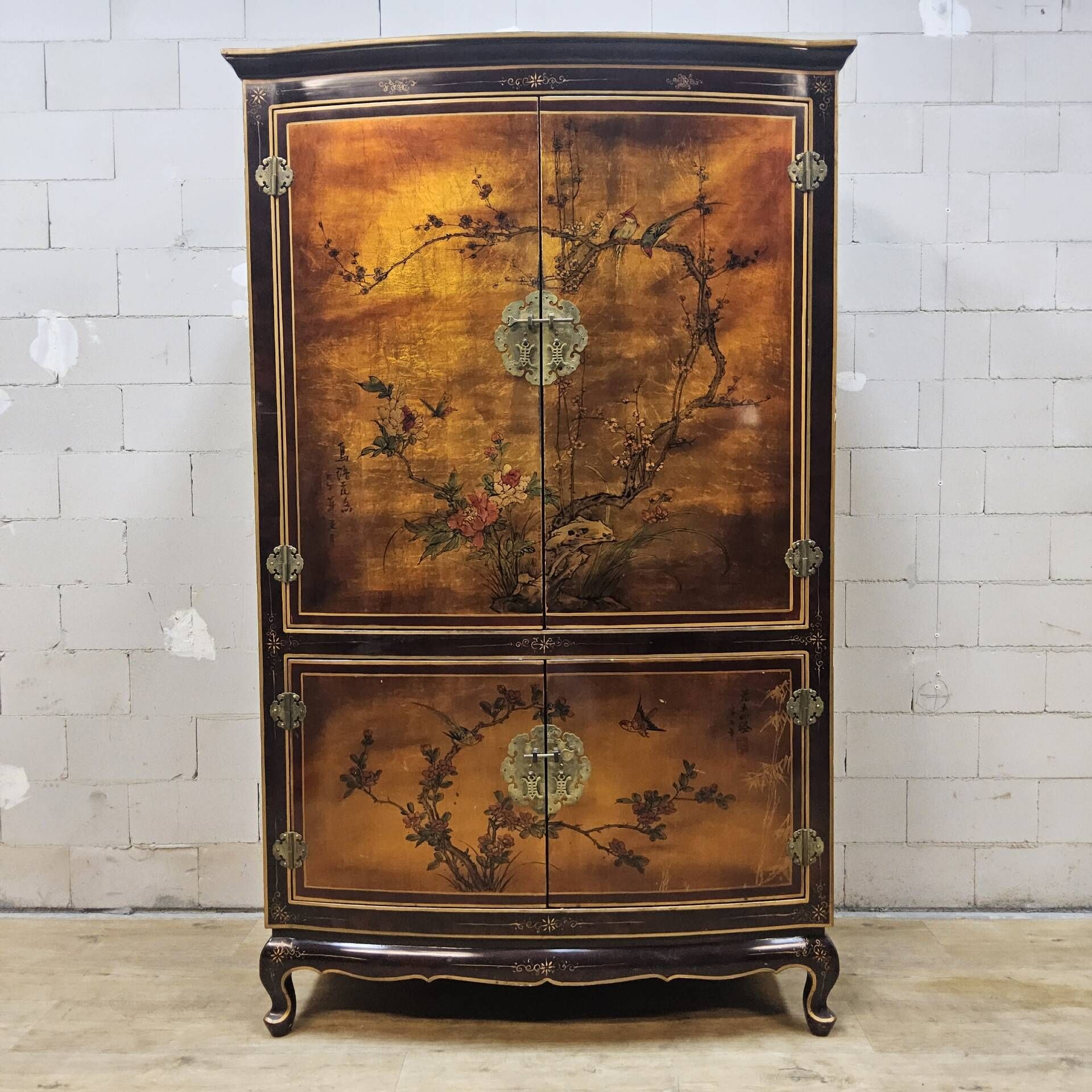Cabinet chinois vintage avec feuille d'or, fleurs et oiseaux / bohème