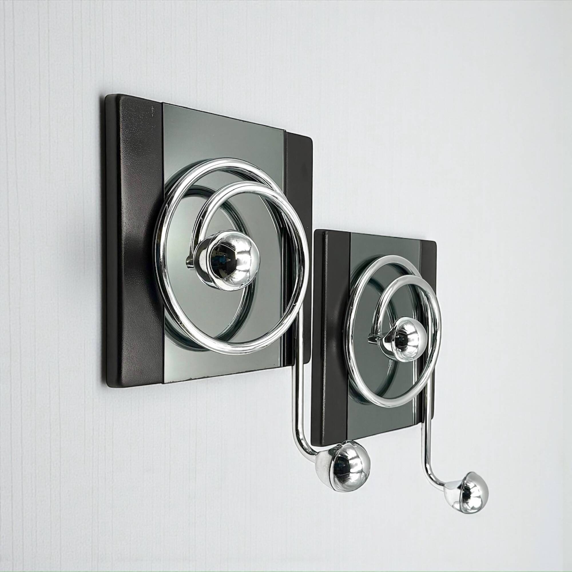 Paire de patères Space Age italiennes avec miroir Goffredo Reggiani des années.