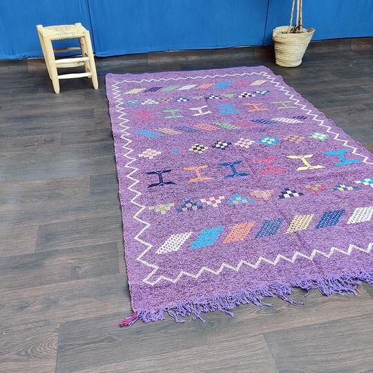 Tapis ethnique violet marocain