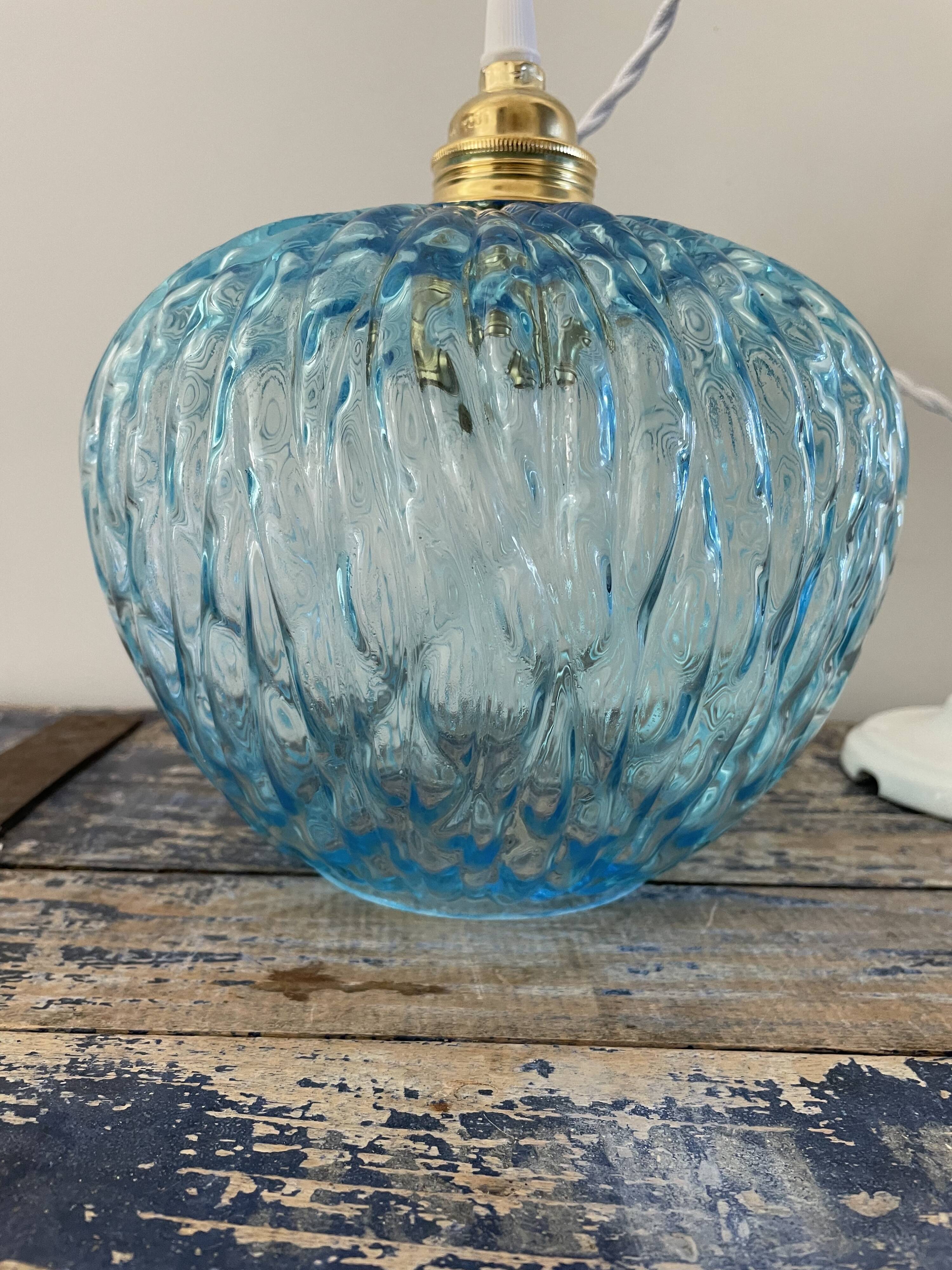 Suspension vintage bleue turquoise en verre ciselé électrifiée à neuf